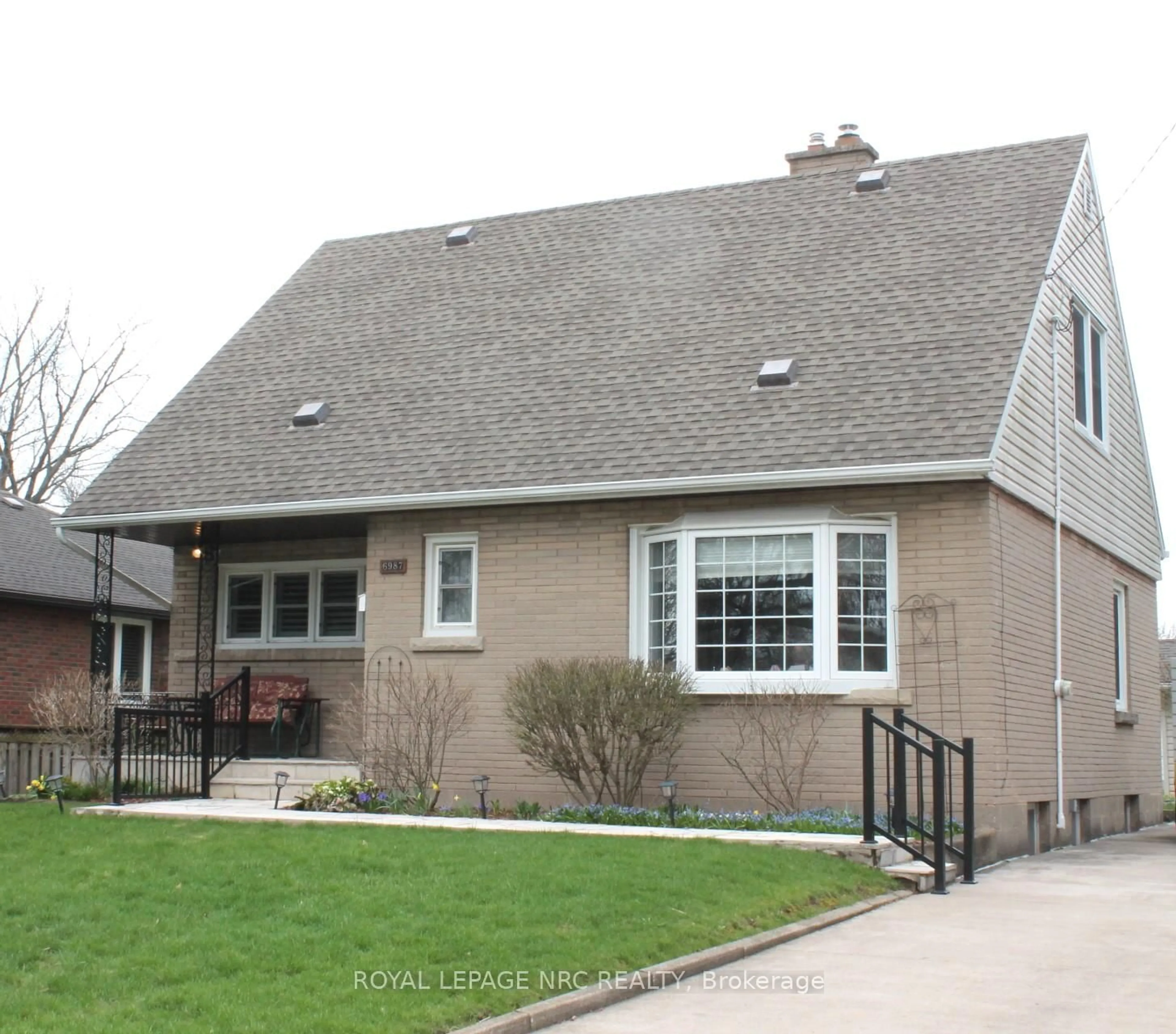 Home with vinyl exterior material, street for 6987 Dell Ave, Niagara Falls Ontario L2G 4W1