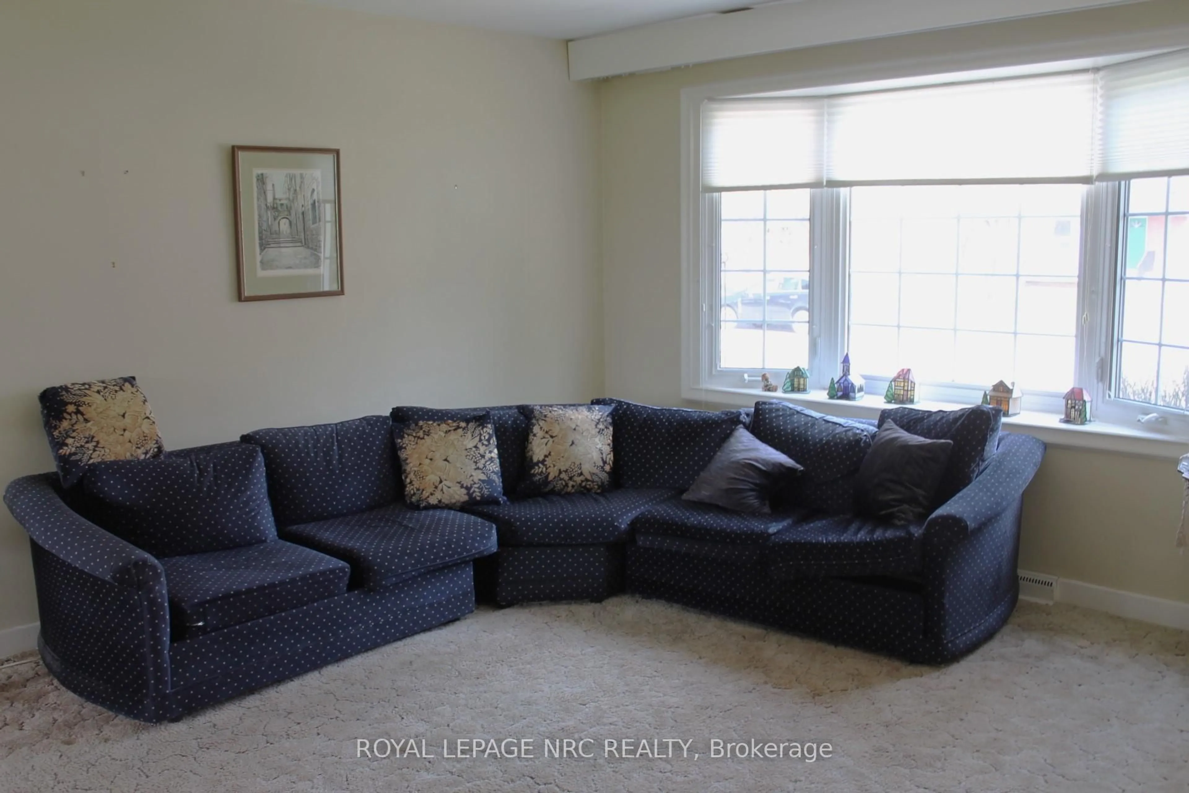 Living room with furniture, carpet floor for 6987 Dell Ave, Niagara Falls Ontario L2G 4W1