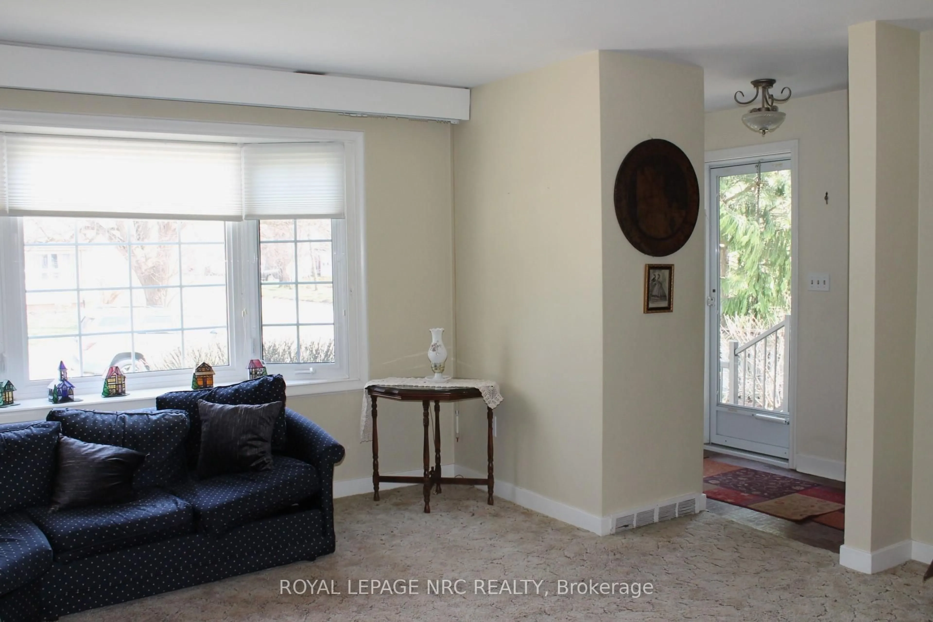 Living room with furniture, unknown for 6987 Dell Ave, Niagara Falls Ontario L2G 4W1