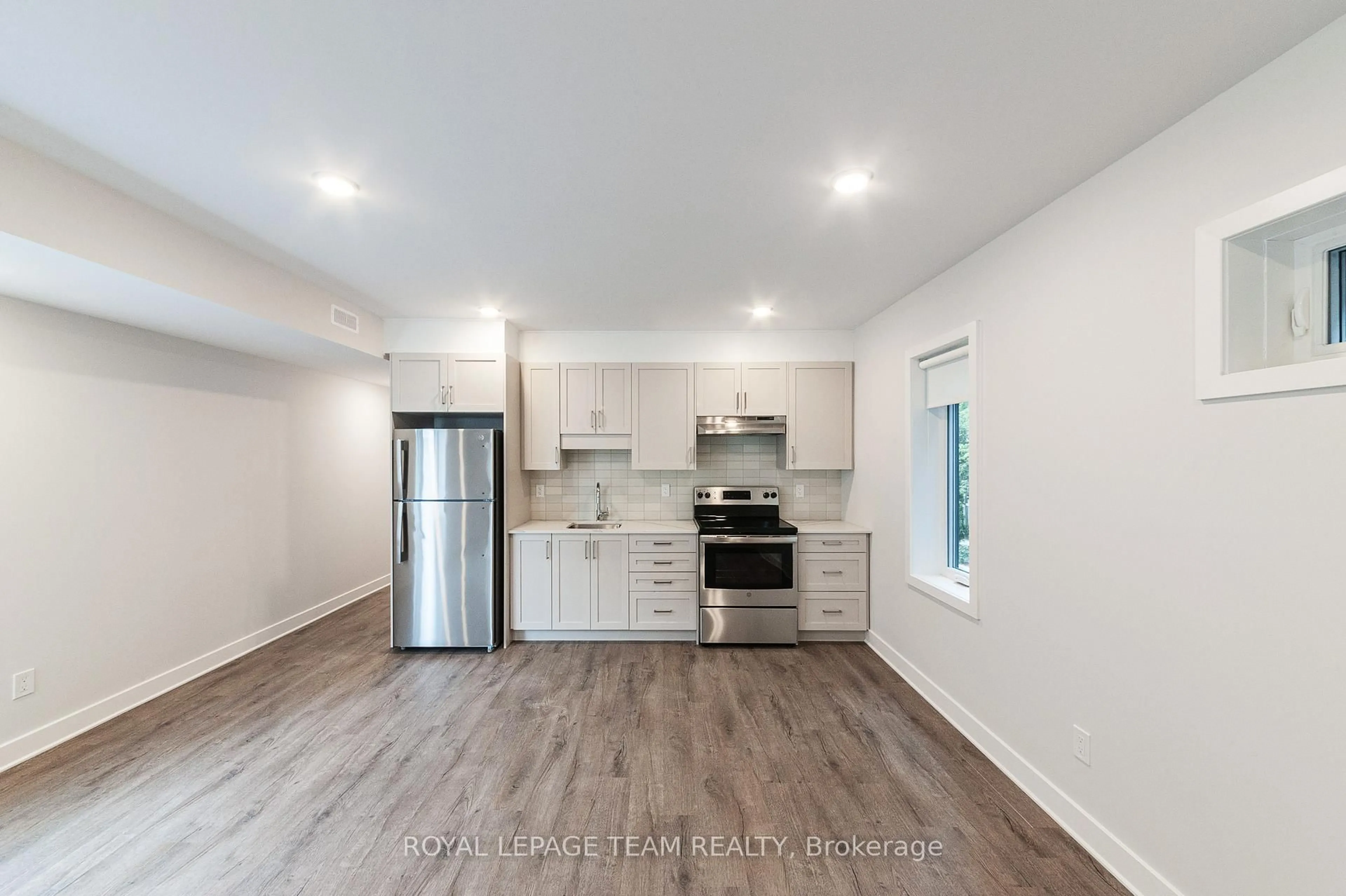 Open concept kitchen, wood/laminate floor for 149 WILLOW St, Ottawa Ontario K1R 6W2