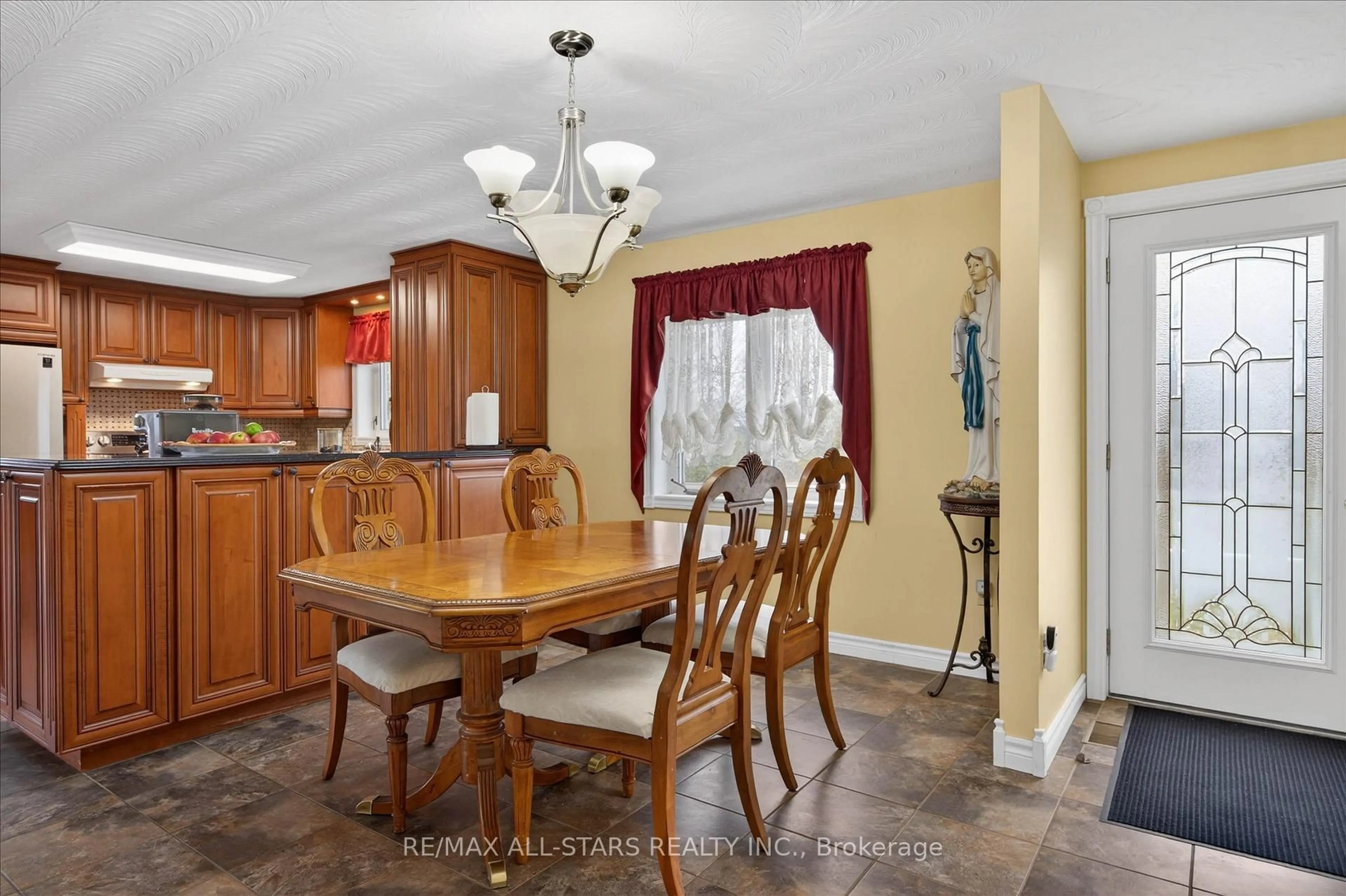 Dining room, ceramic/tile floor for 450 Janetville Rd, Kawartha Lakes Ontario L0B 1K0