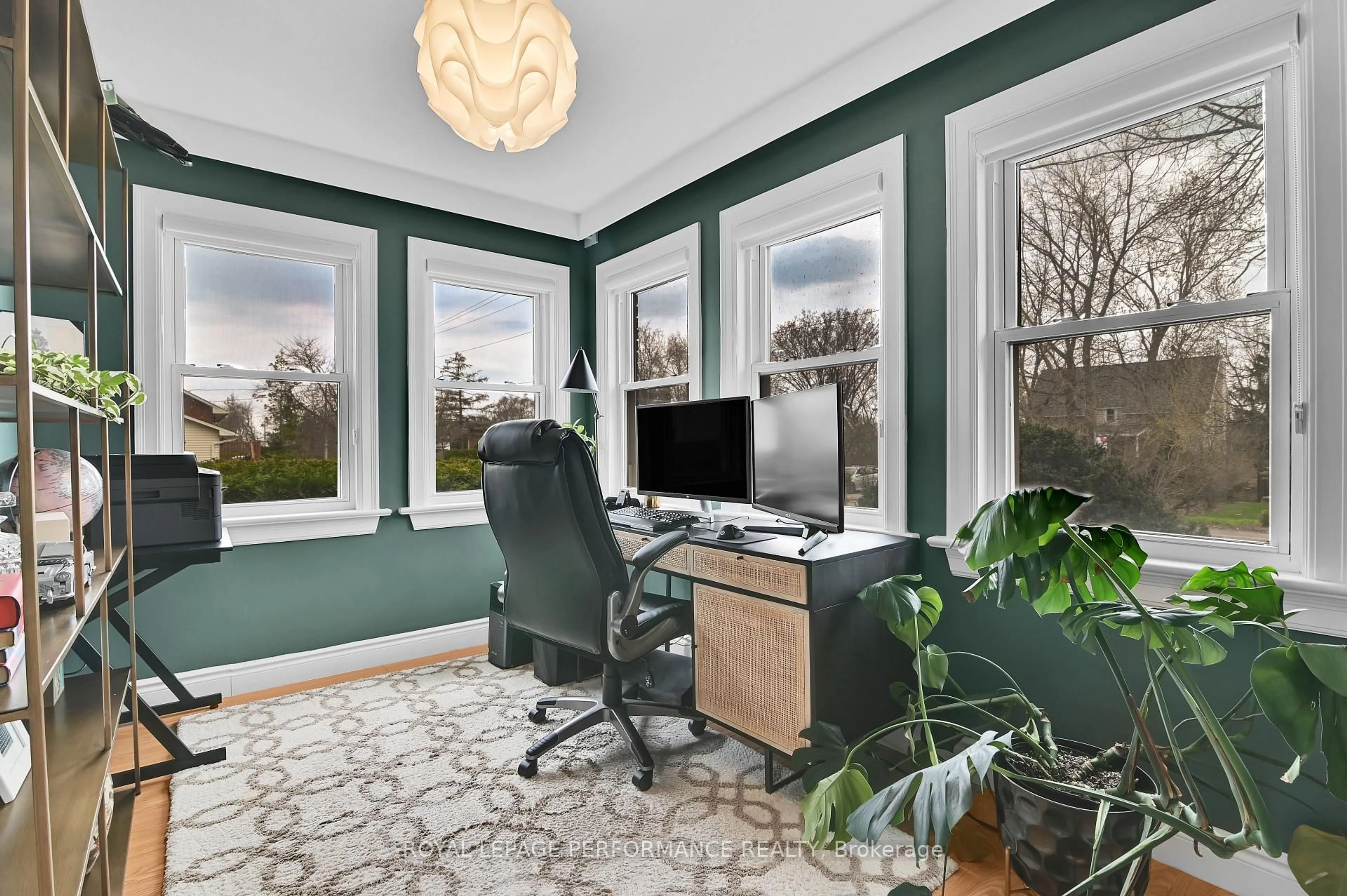 A pic of a room for 328 Pleasant Park Rd, Ottawa Ontario K1H 5M8