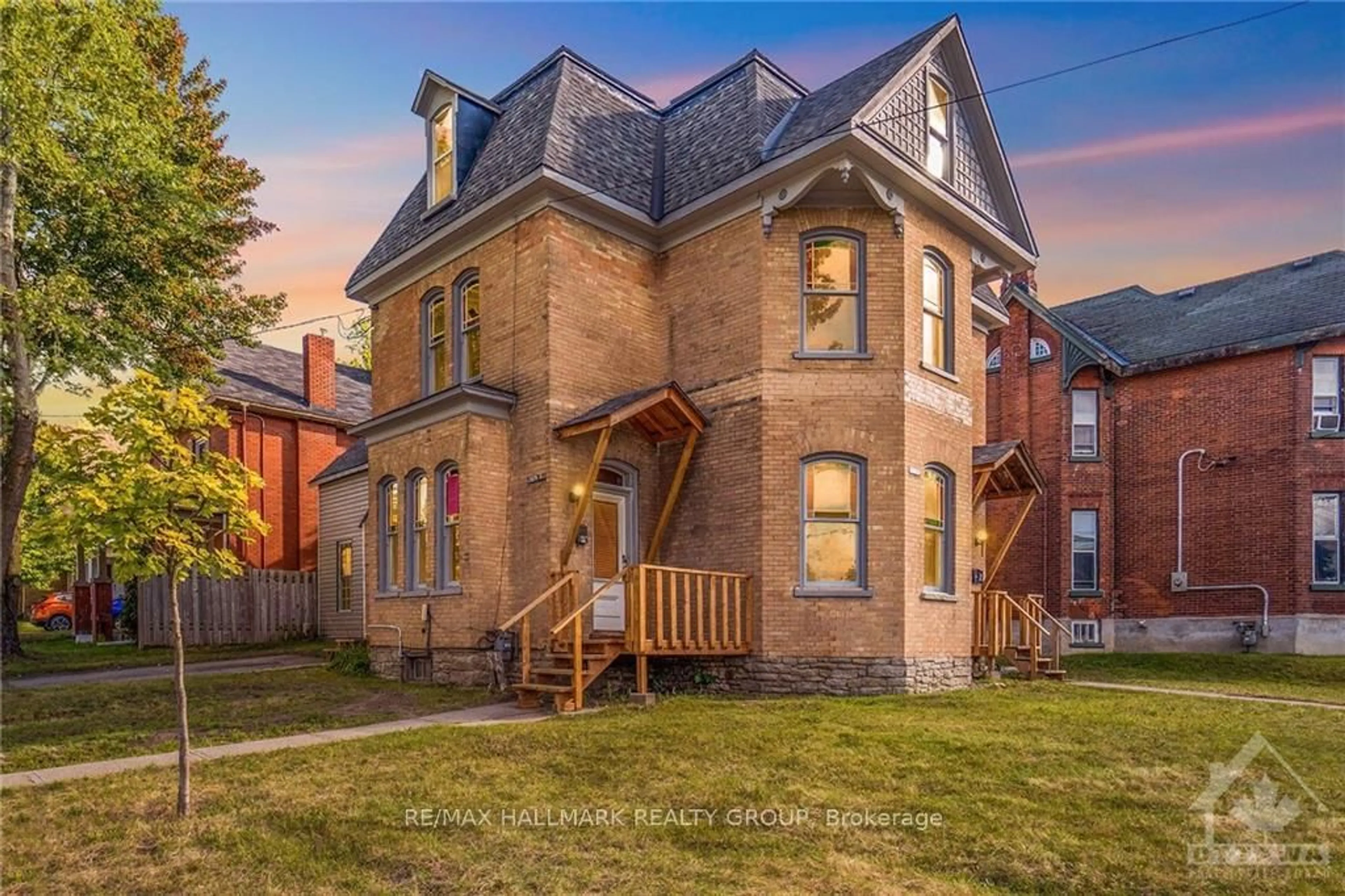 Home with brick exterior material, building for 42 CHURCH St, Smiths Falls Ontario K7A 1P7