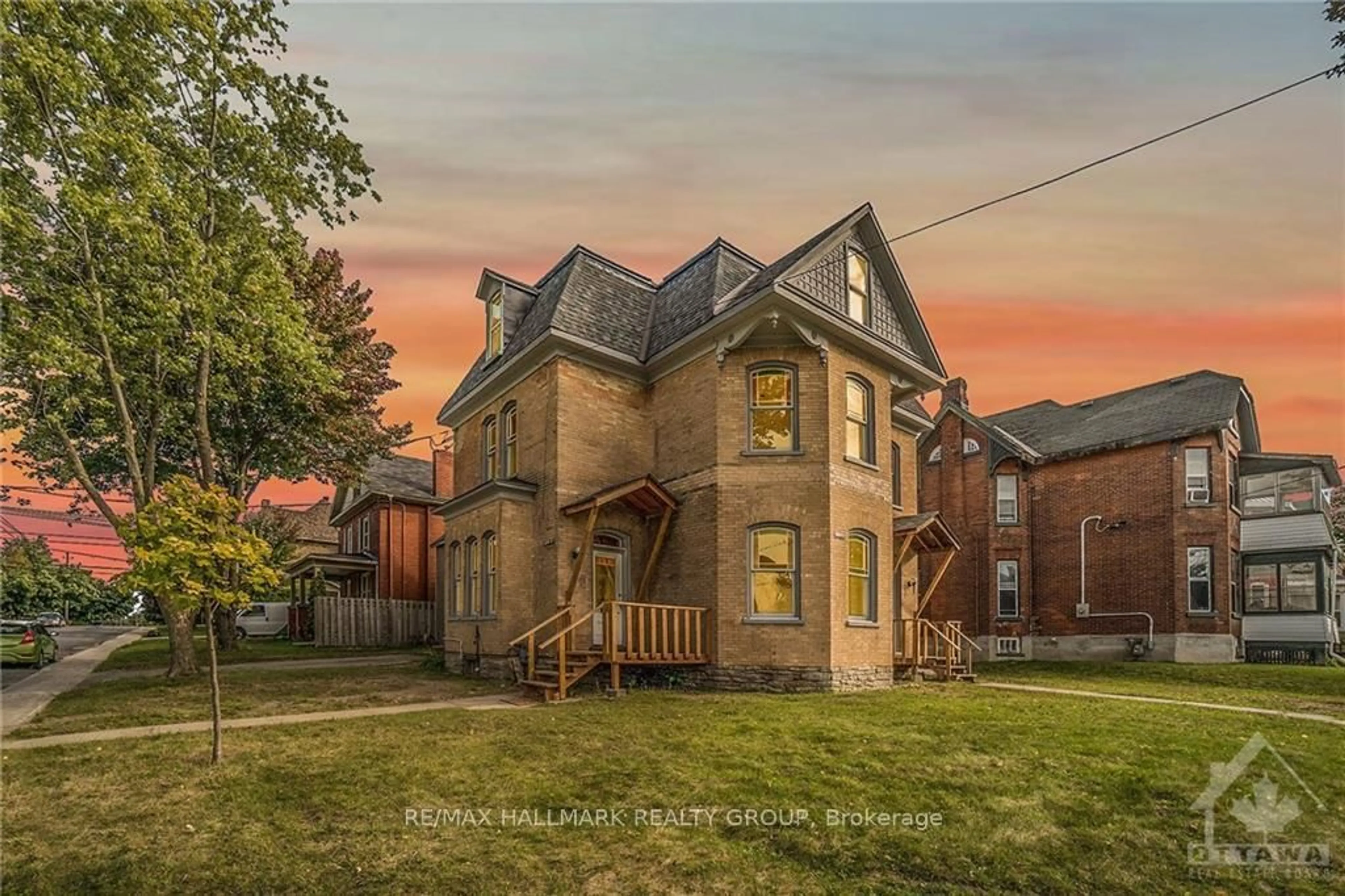 Home with brick exterior material, building for 42 CHURCH St, Smiths Falls Ontario K7A 1P7