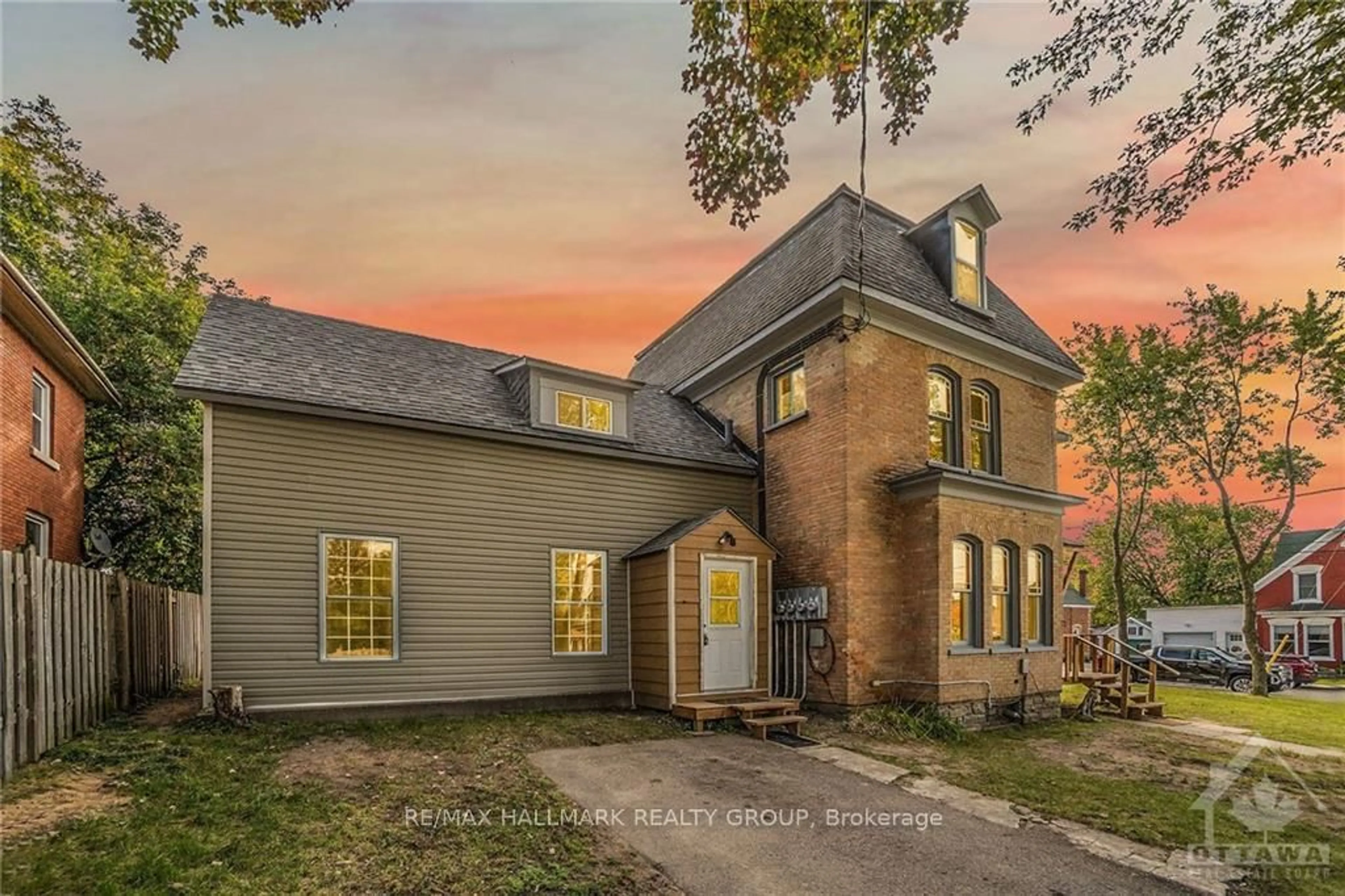 Home with brick exterior material, unknown for 42 CHURCH St, Smiths Falls Ontario K7A 1P7