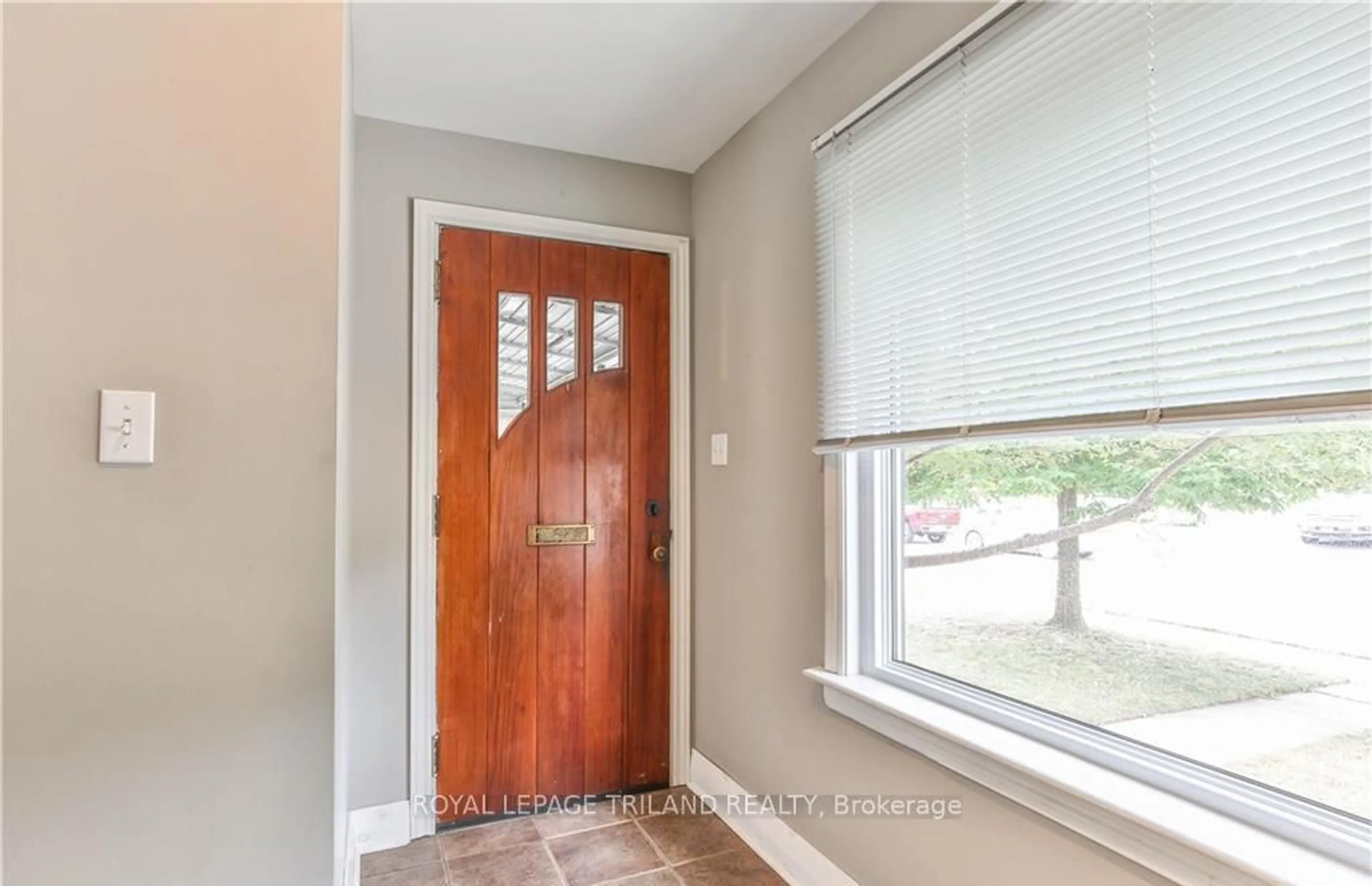 Indoor entryway for 28 BEATTIE Ave, London East Ontario N5W 2N8