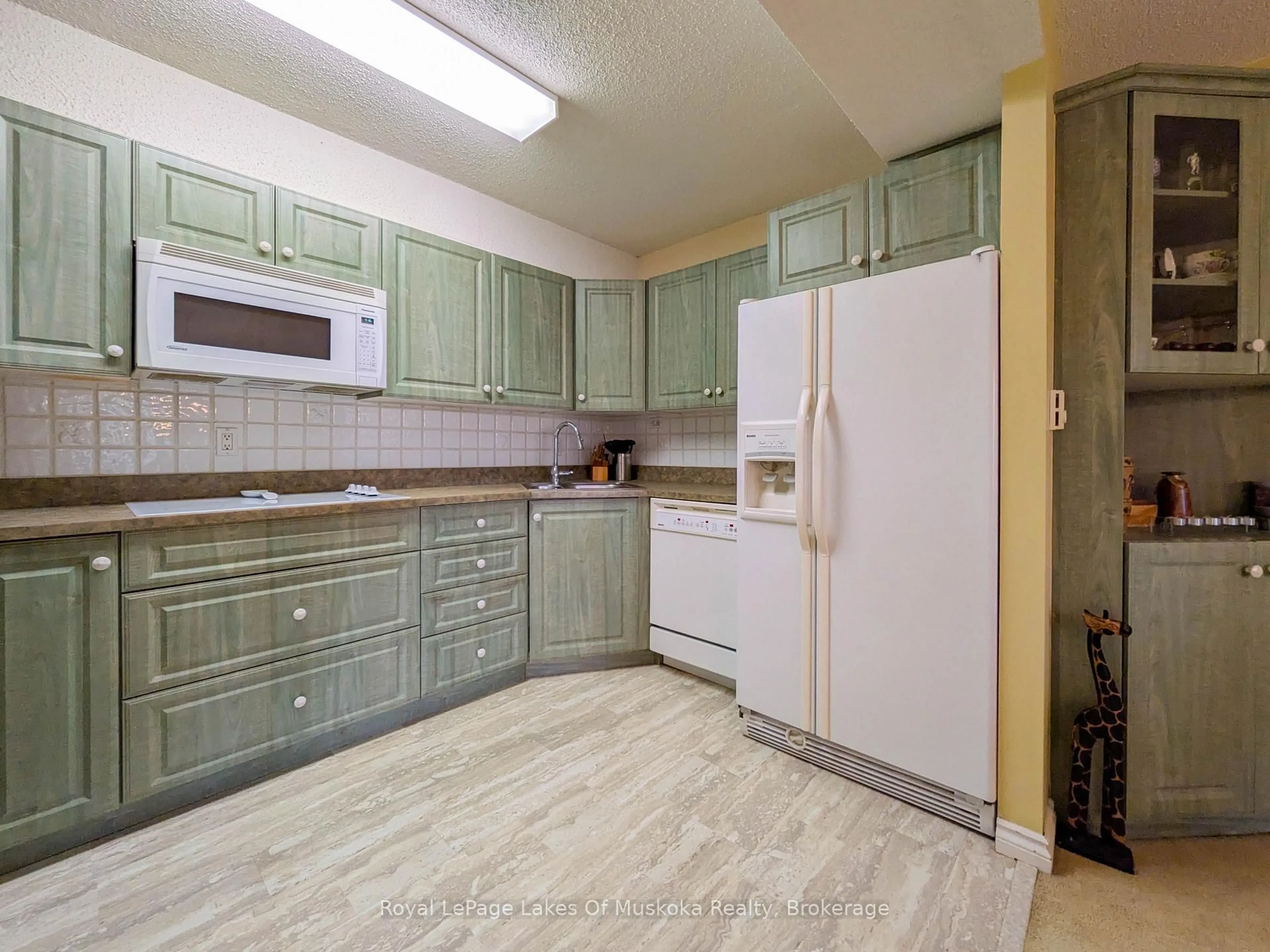 Standard kitchen, ceramic/tile floor for 38 Monck Rd #101, Bracebridge Ontario P1L 1P4