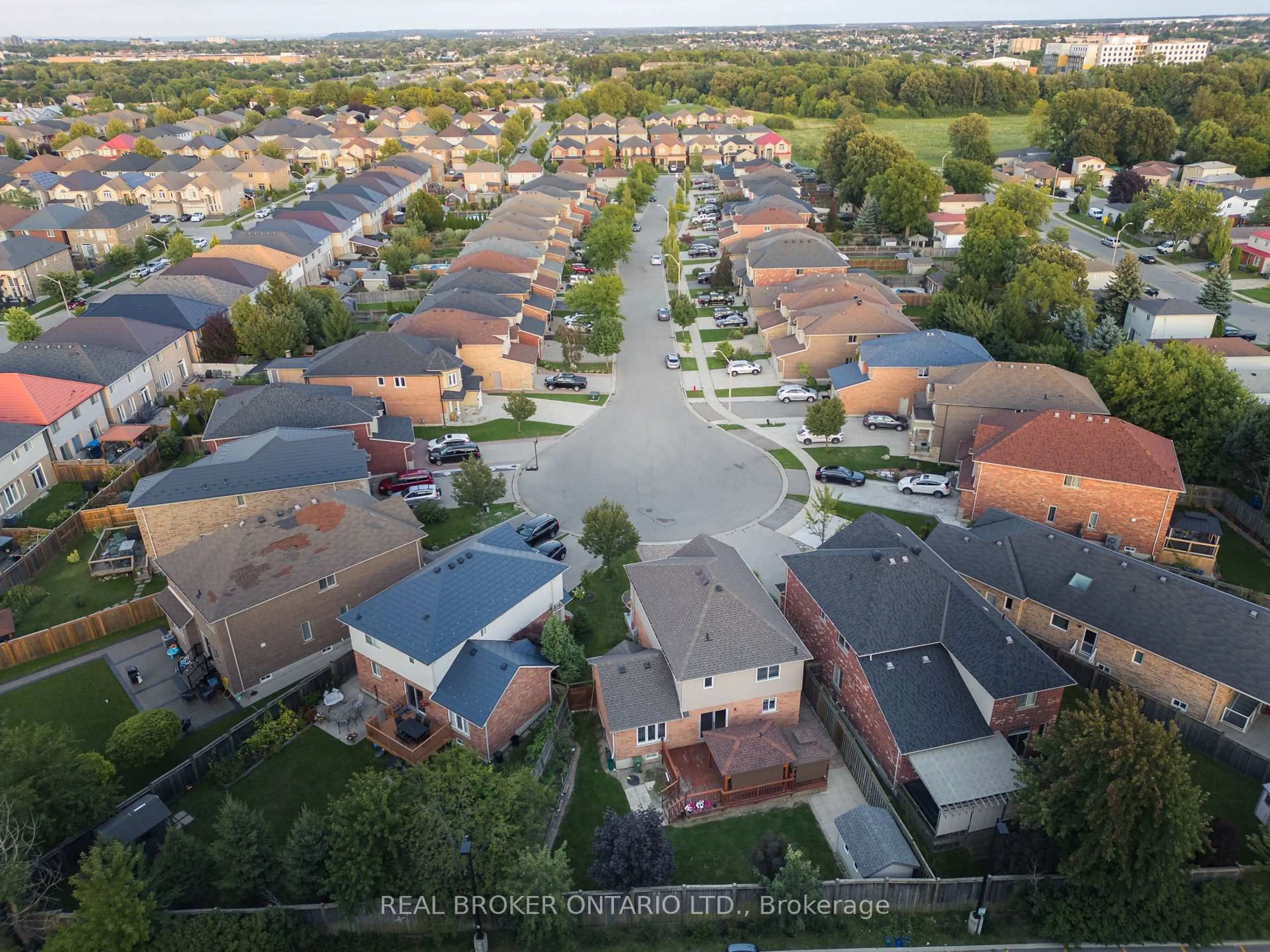 A pic from outside/outdoor area/front of a property/back of a property/a pic from drone, street for 83 Benedict Pl, Hamilton Ontario L9A 0A4