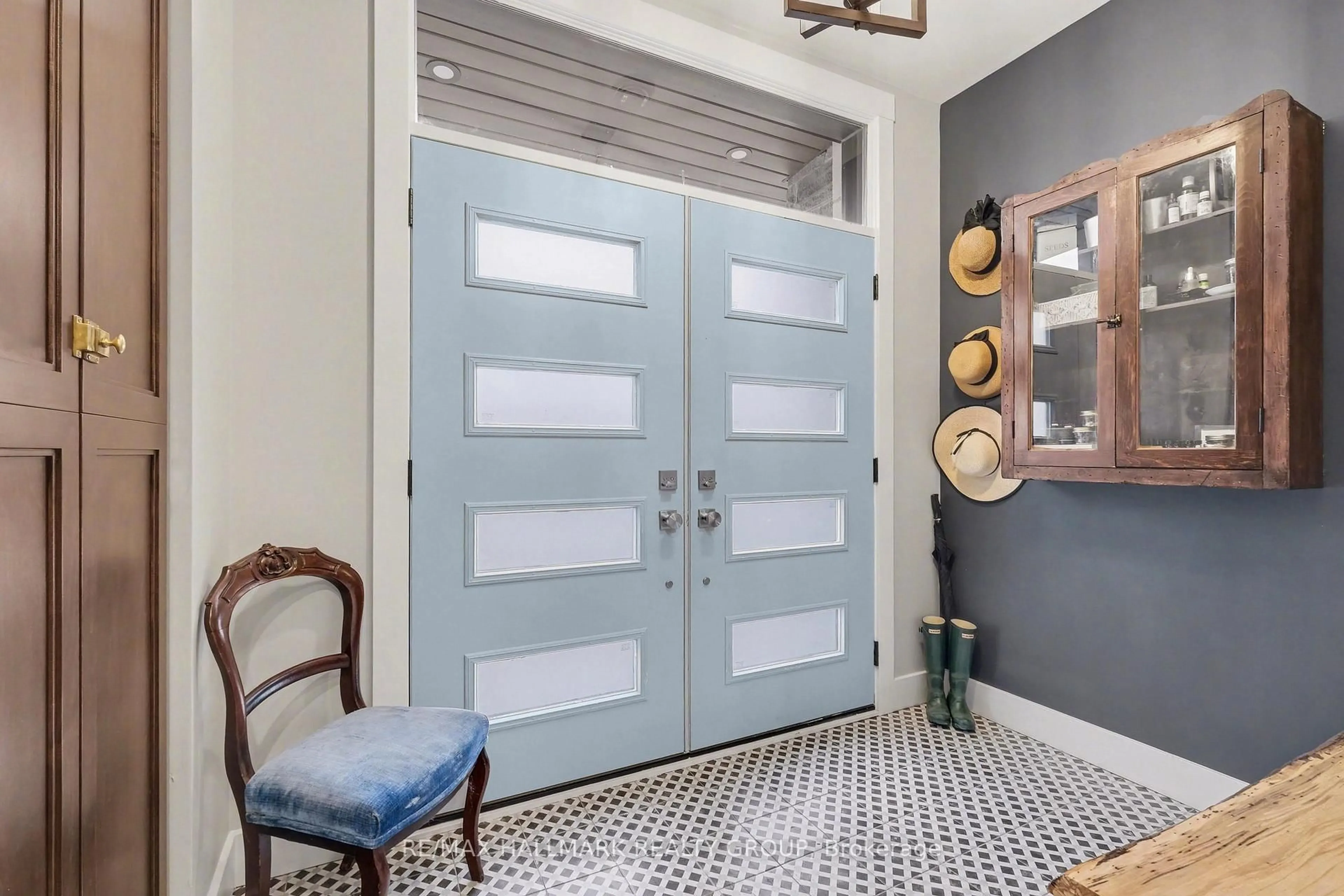 Indoor entryway for 28 King George St, Ottawa Ontario K1K 1V8