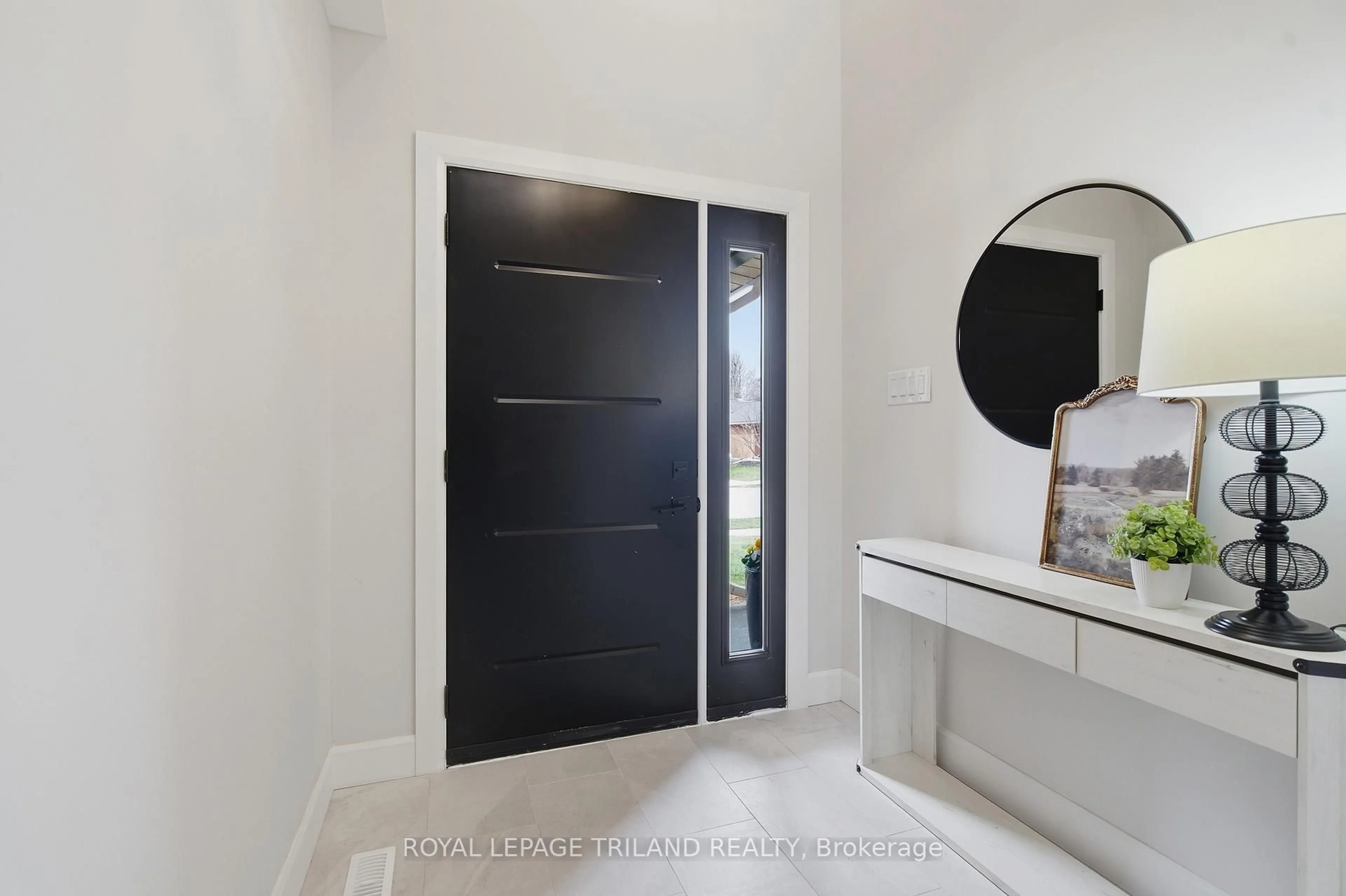 Indoor entryway for 1317 Hastings Dr, London North Ontario N5X 2J1