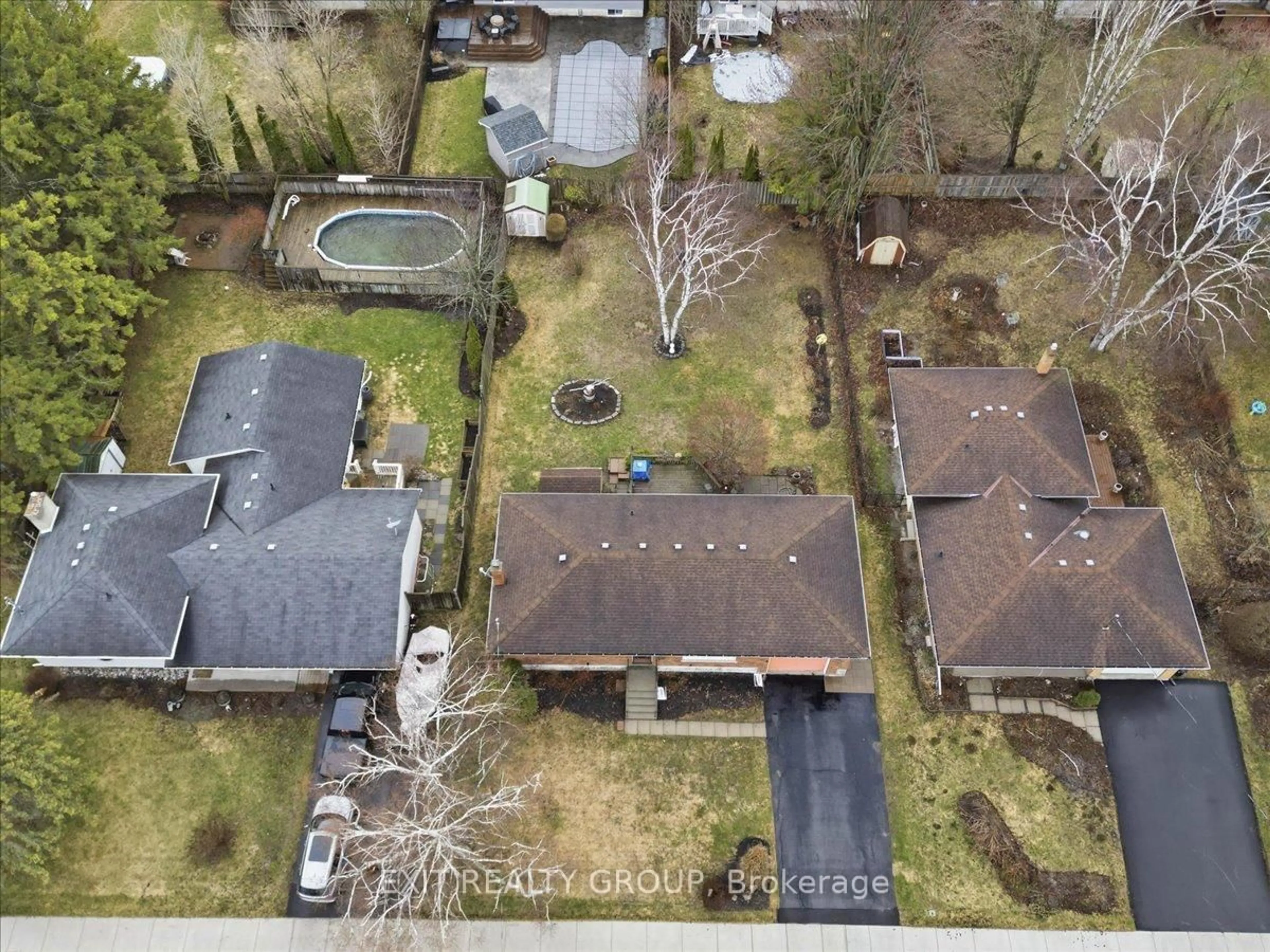 A pic from outside/outdoor area/front of a property/back of a property/a pic from drone, street for 98 Division St, Brighton Ontario K0K 1H0