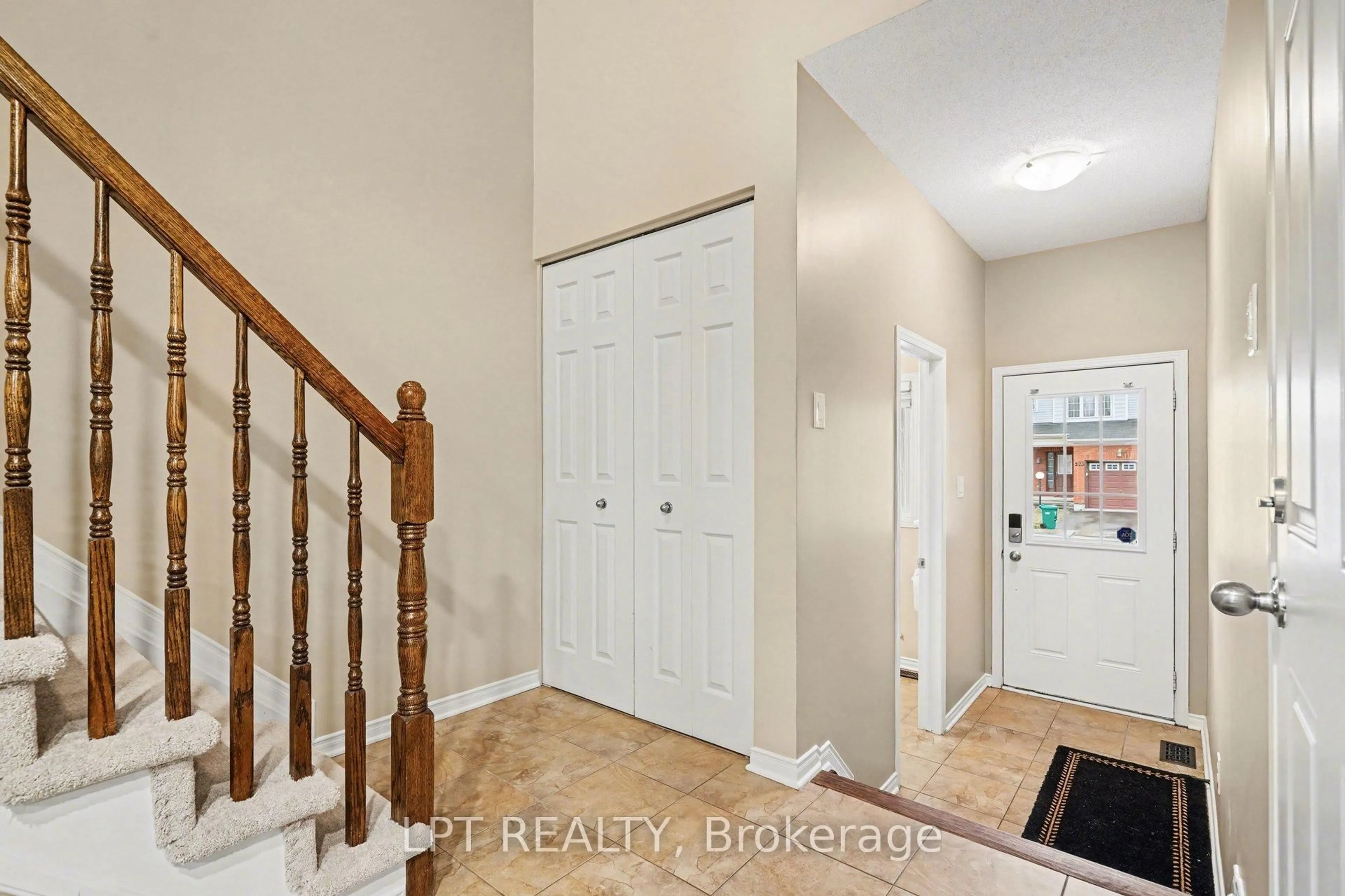 Indoor entryway for 224 Lamplighters Dr, Ottawa Ontario K2J 0K7