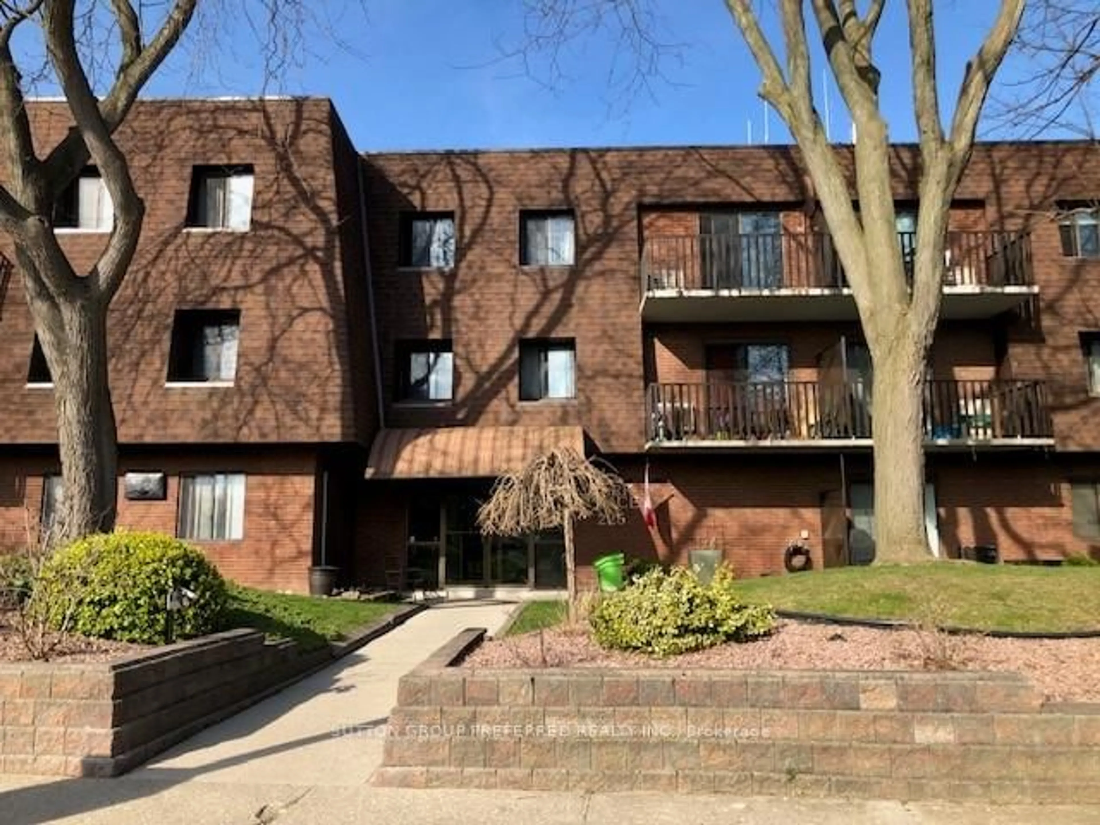 A pic from outside/outdoor area/front of a property/back of a property/a pic from drone, unknown for 225 Campus Pkwy #207, Chatham-Kent Ontario N7L 4X2