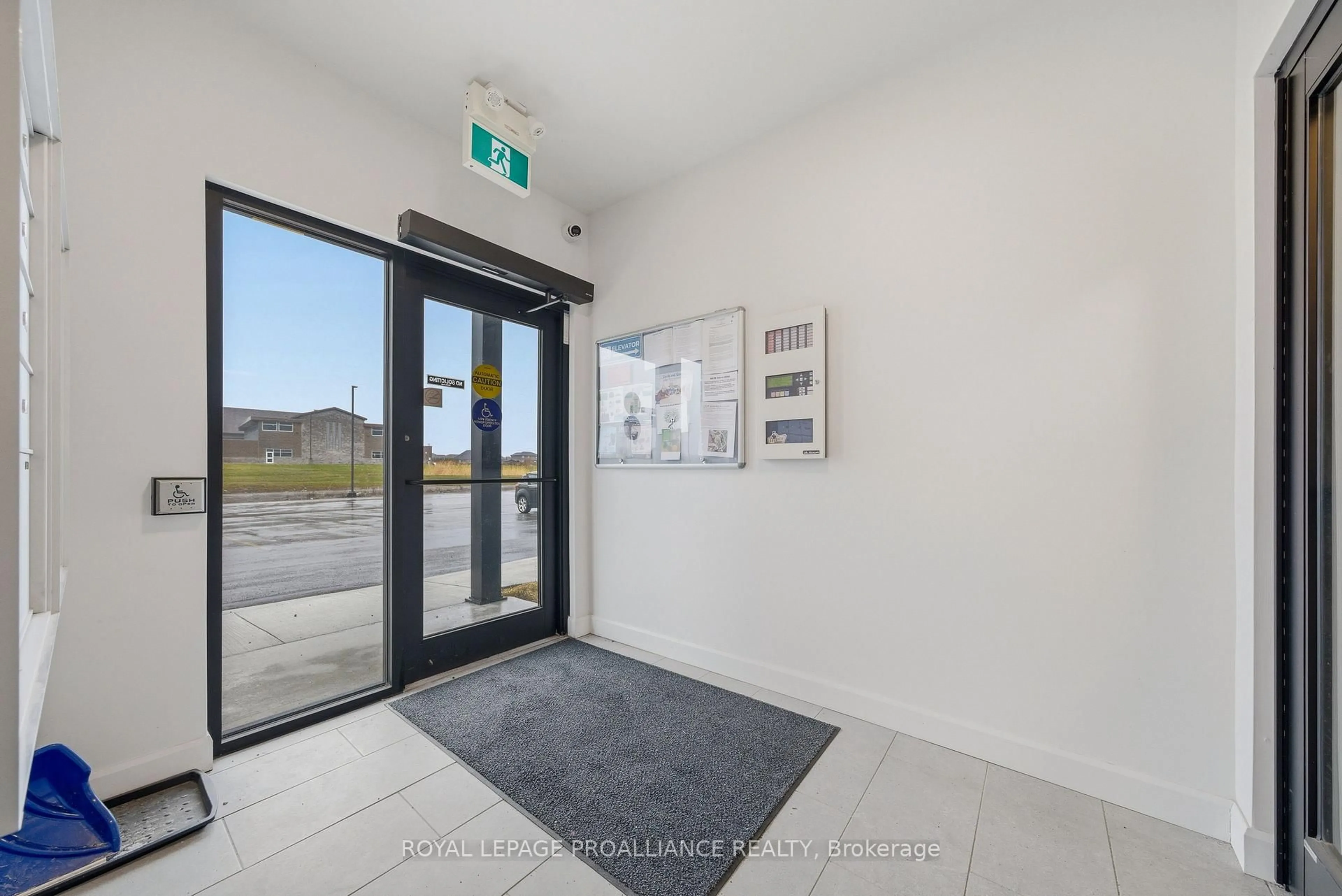 Indoor foyer for 20 Hillside Meadow Dr #208, Quinte West Ontario K8V 0J7