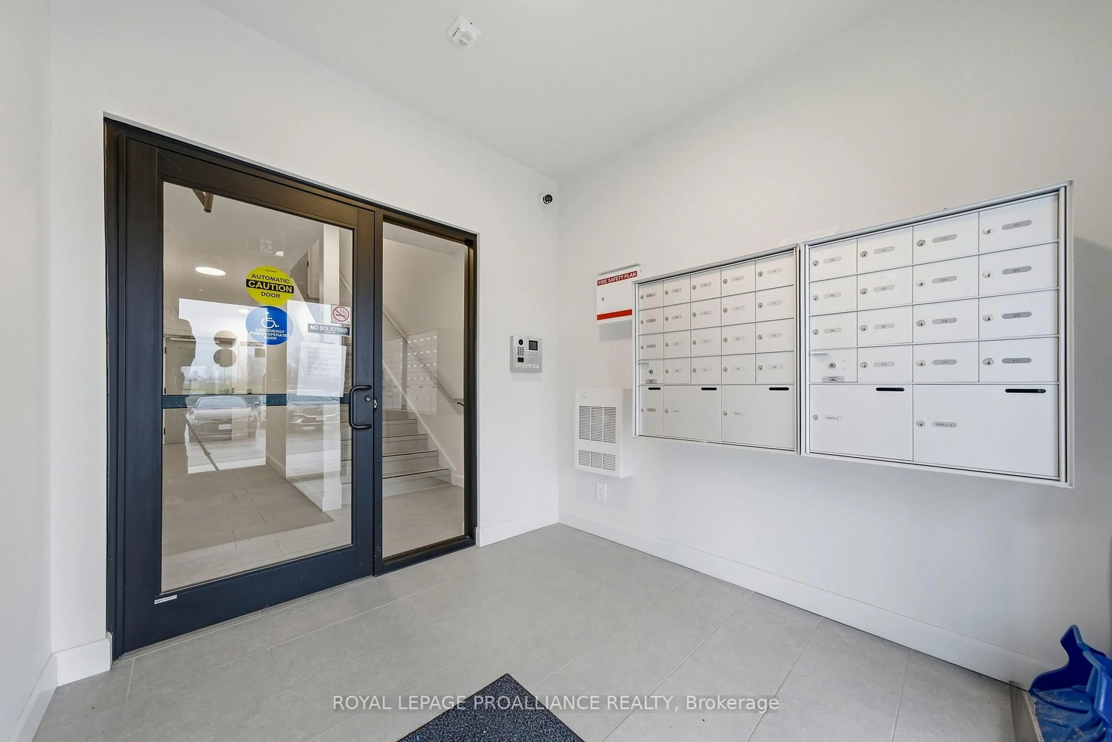 Indoor foyer for 20 Hillside Meadow Dr #208, Quinte West Ontario K8V 0J7