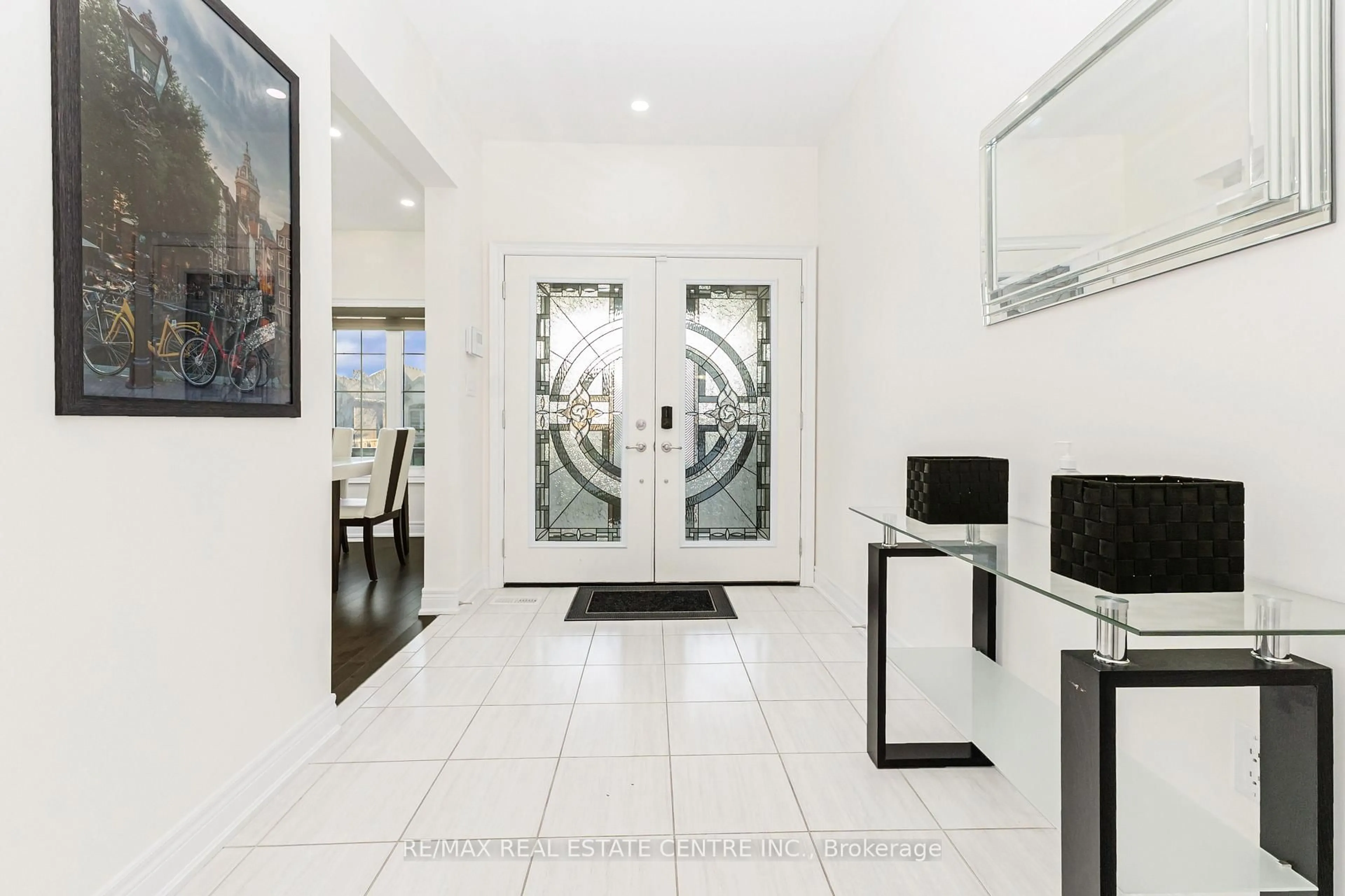 Indoor foyer for 127 Lametti Dr, Pelham Ontario L3E 0A2