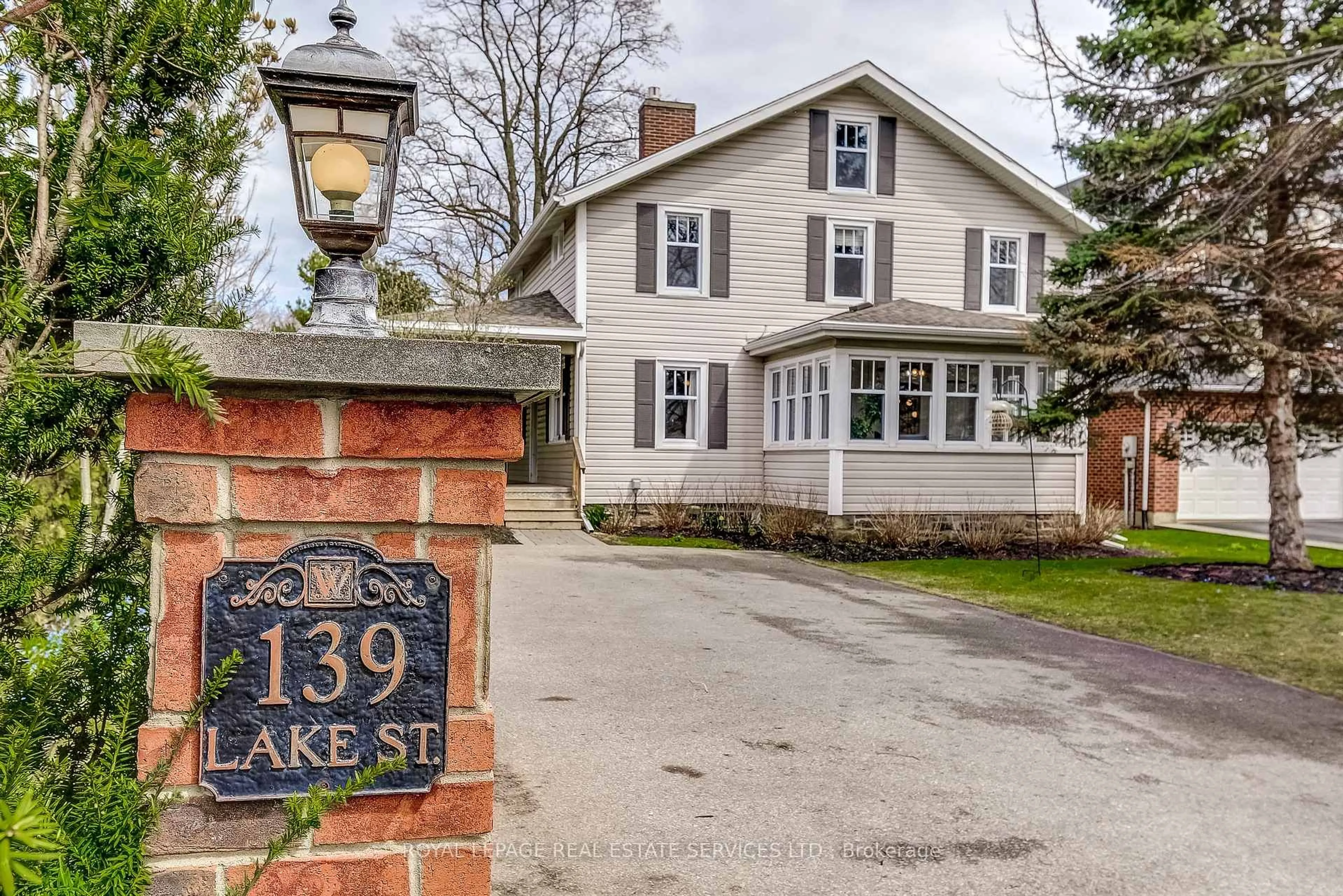 Home with brick exterior material, street for 139 Lake St, Grimsby Ontario L3M 4M6