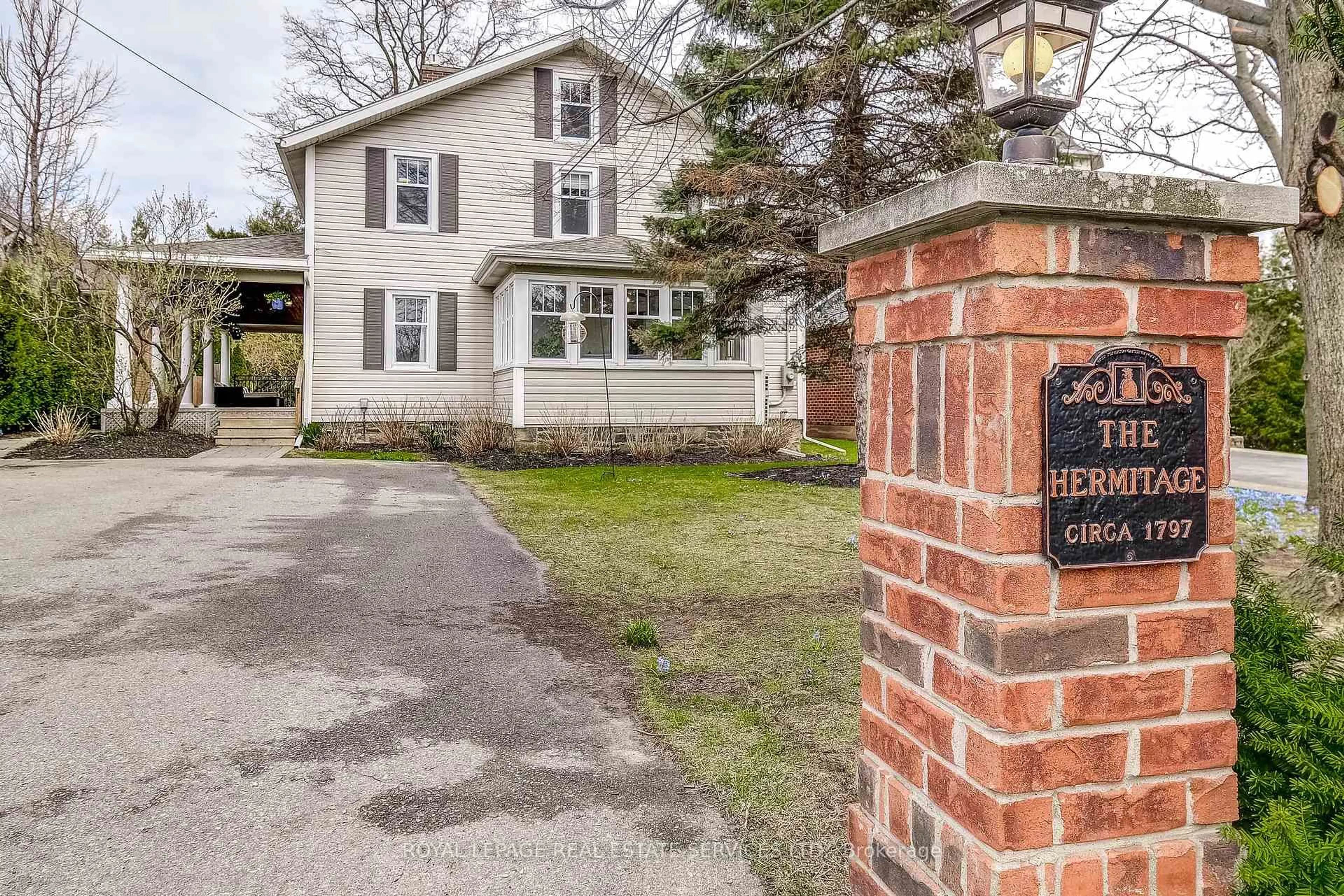 Home with brick exterior material, street for 139 Lake St, Grimsby Ontario L3M 4M6