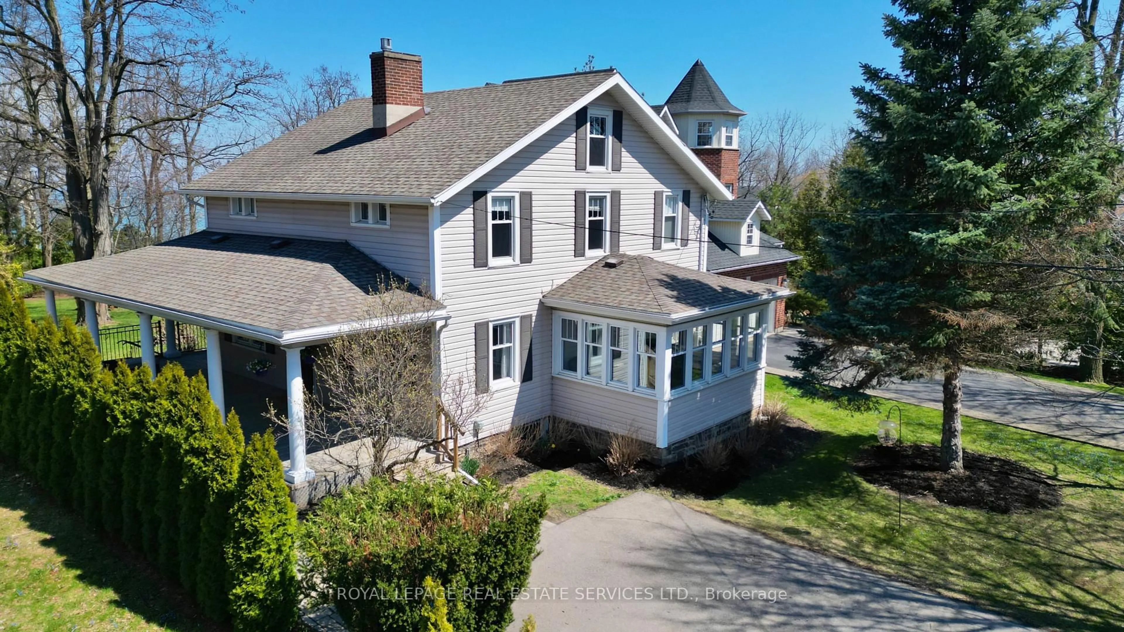 A pic from outside/outdoor area/front of a property/back of a property/a pic from drone, street for 139 Lake St, Grimsby Ontario L3M 4M6