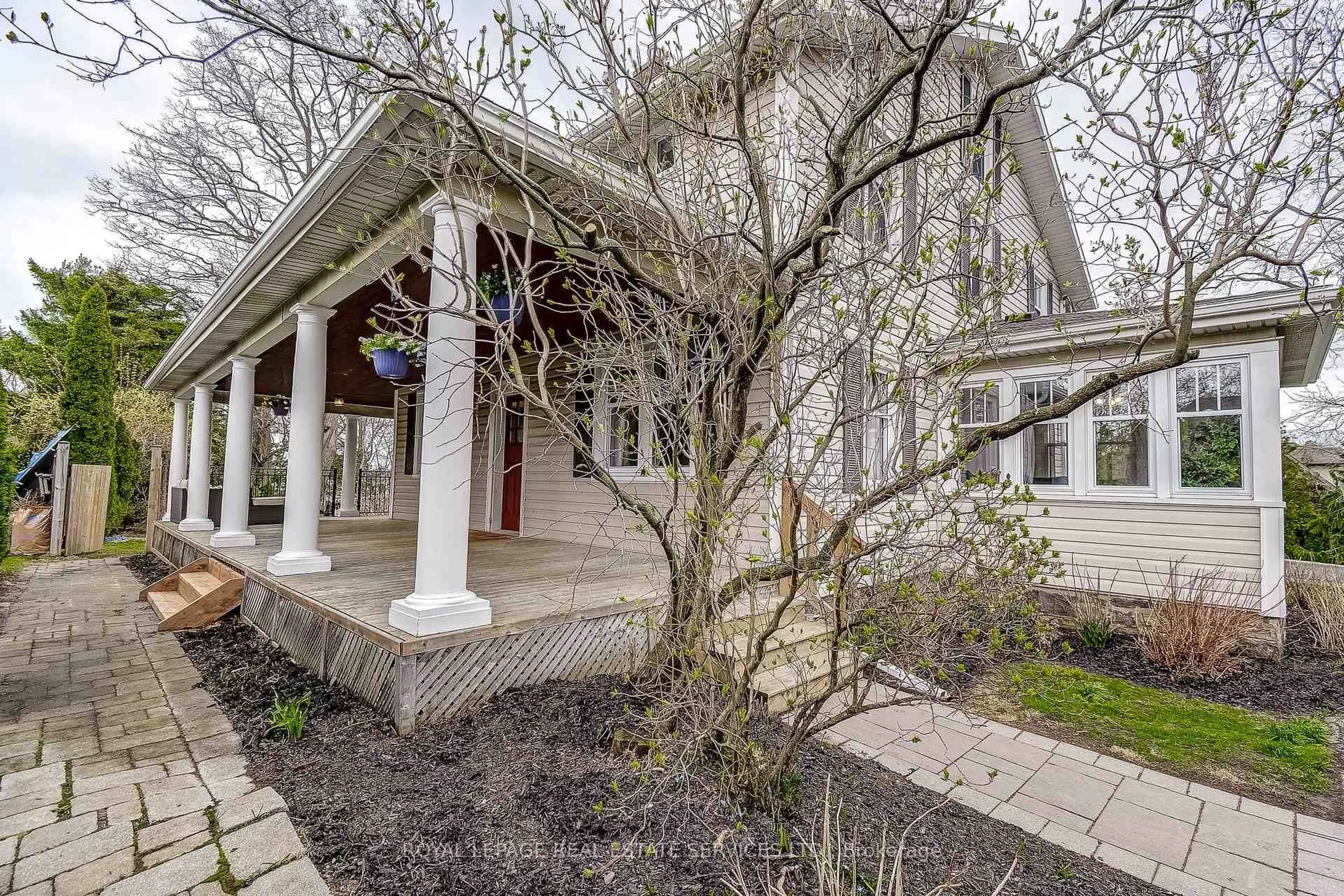 Patio, street for 139 Lake St, Grimsby Ontario L3M 4M6