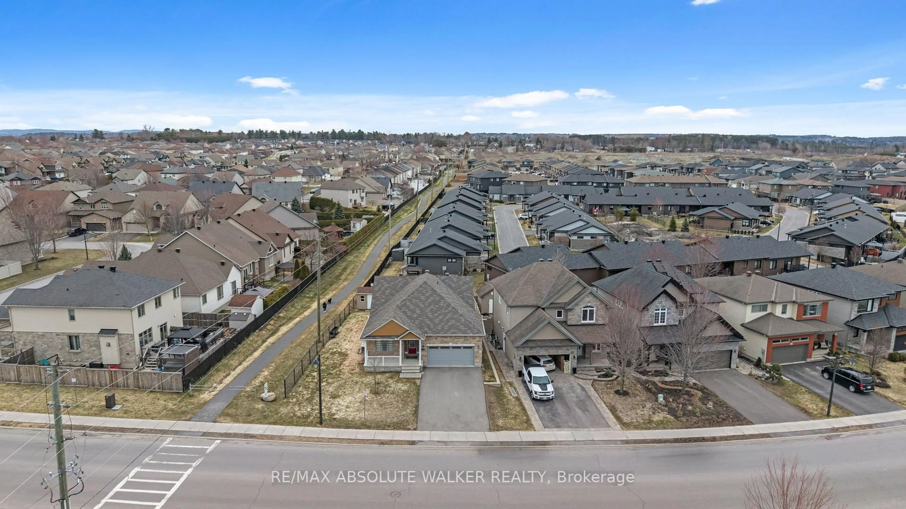 A pic from outside/outdoor area/front of a property/back of a property/a pic from drone, unknown for 272 Sterling St, Clarence-Rockland Ontario K4K 0H9