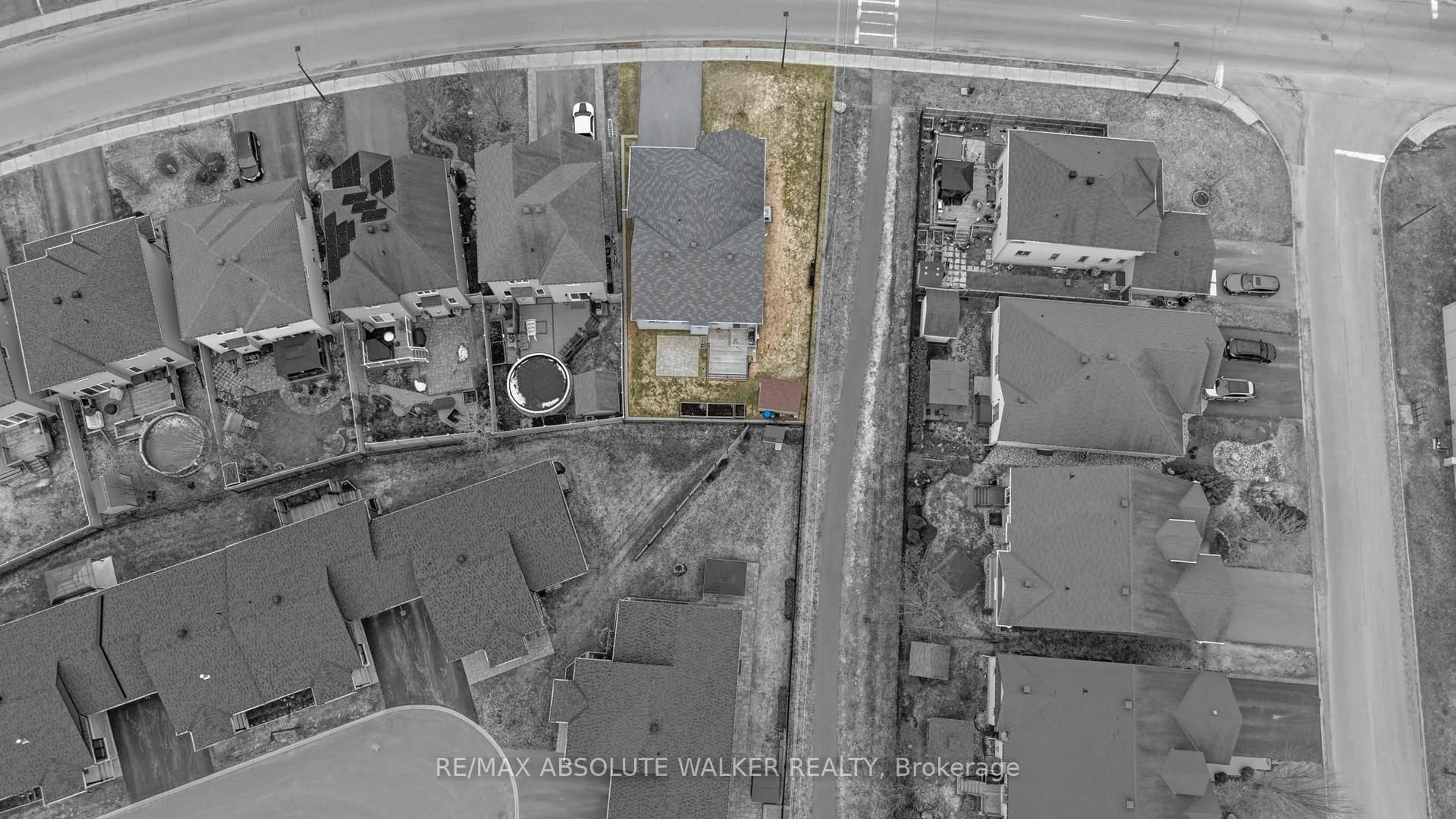 A pic from outside/outdoor area/front of a property/back of a property/a pic from drone, street for 272 Sterling St, Clarence-Rockland Ontario K4K 0H9