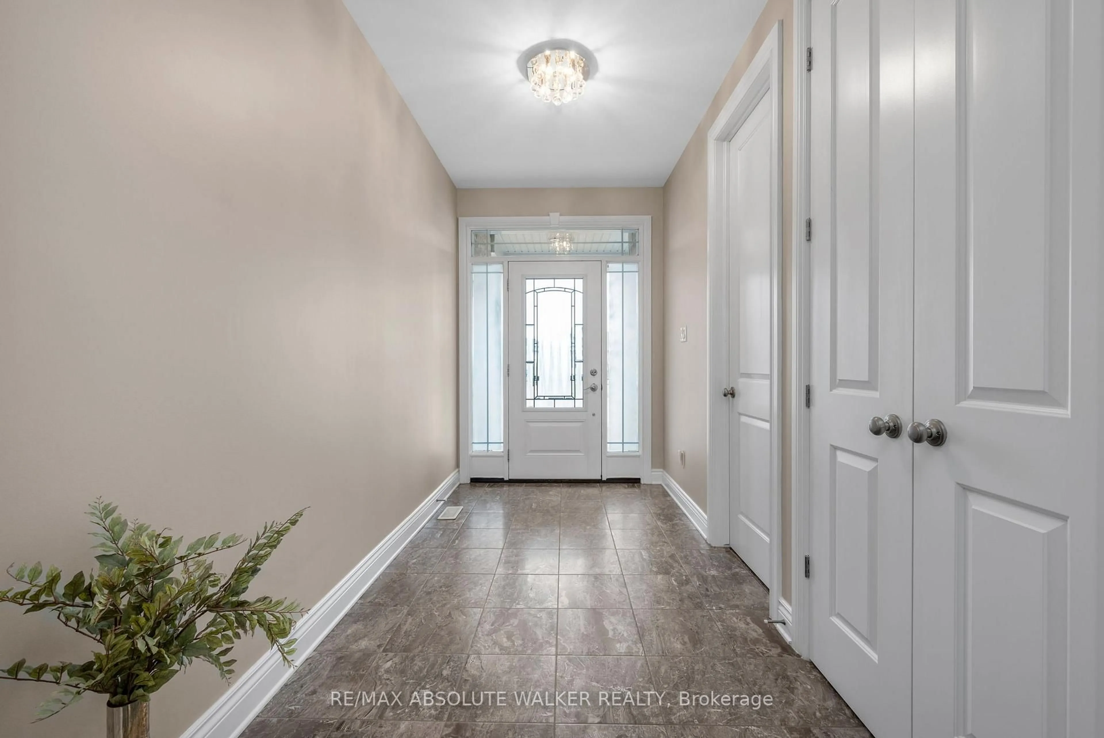 Indoor entryway for 272 Sterling St, Clarence-Rockland Ontario K4K 0H9