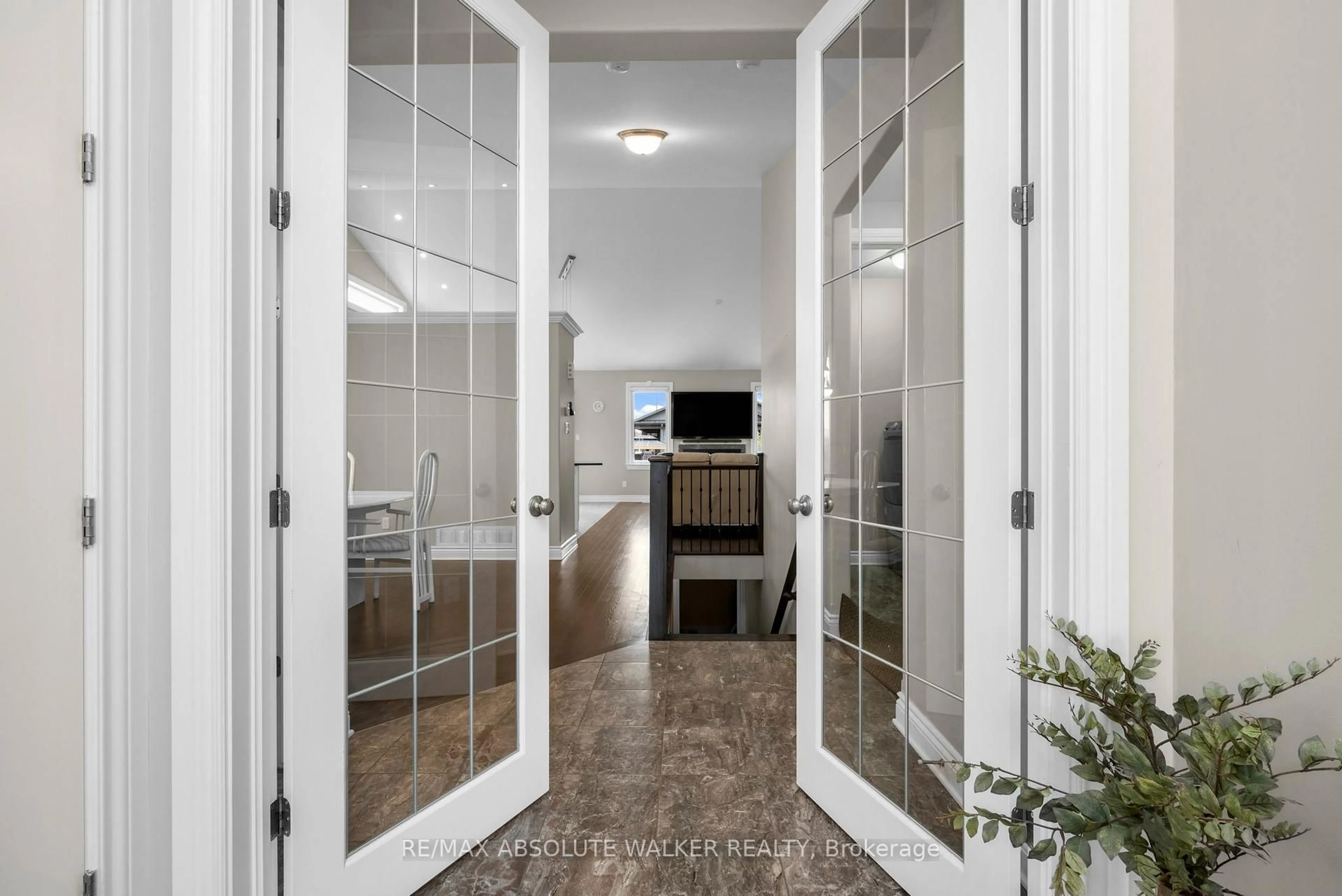 Indoor entryway for 272 Sterling St, Clarence-Rockland Ontario K4K 0H9