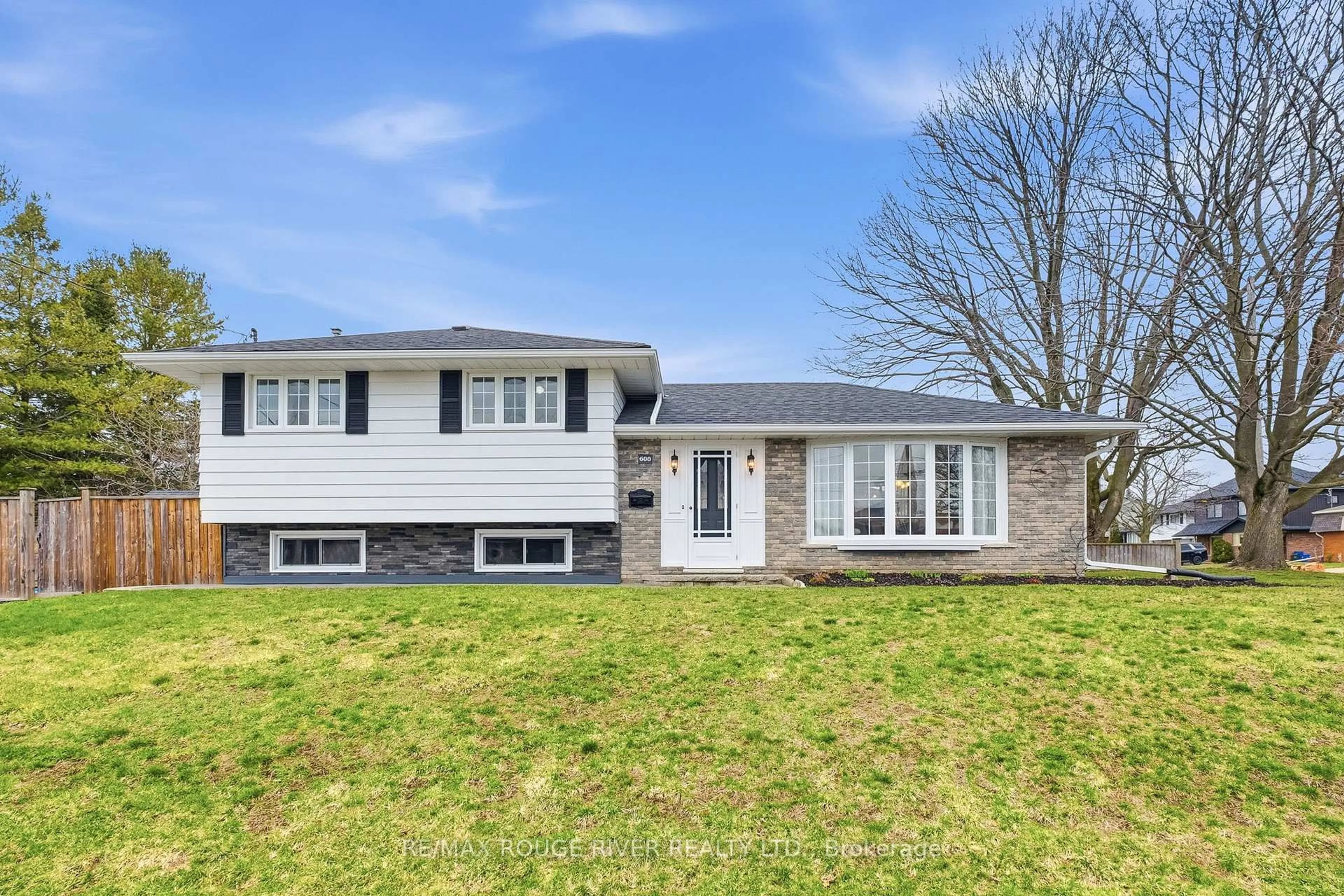 Home with vinyl exterior material, street for 608 Elizabeth St, Cobourg Ontario K9A 4S1