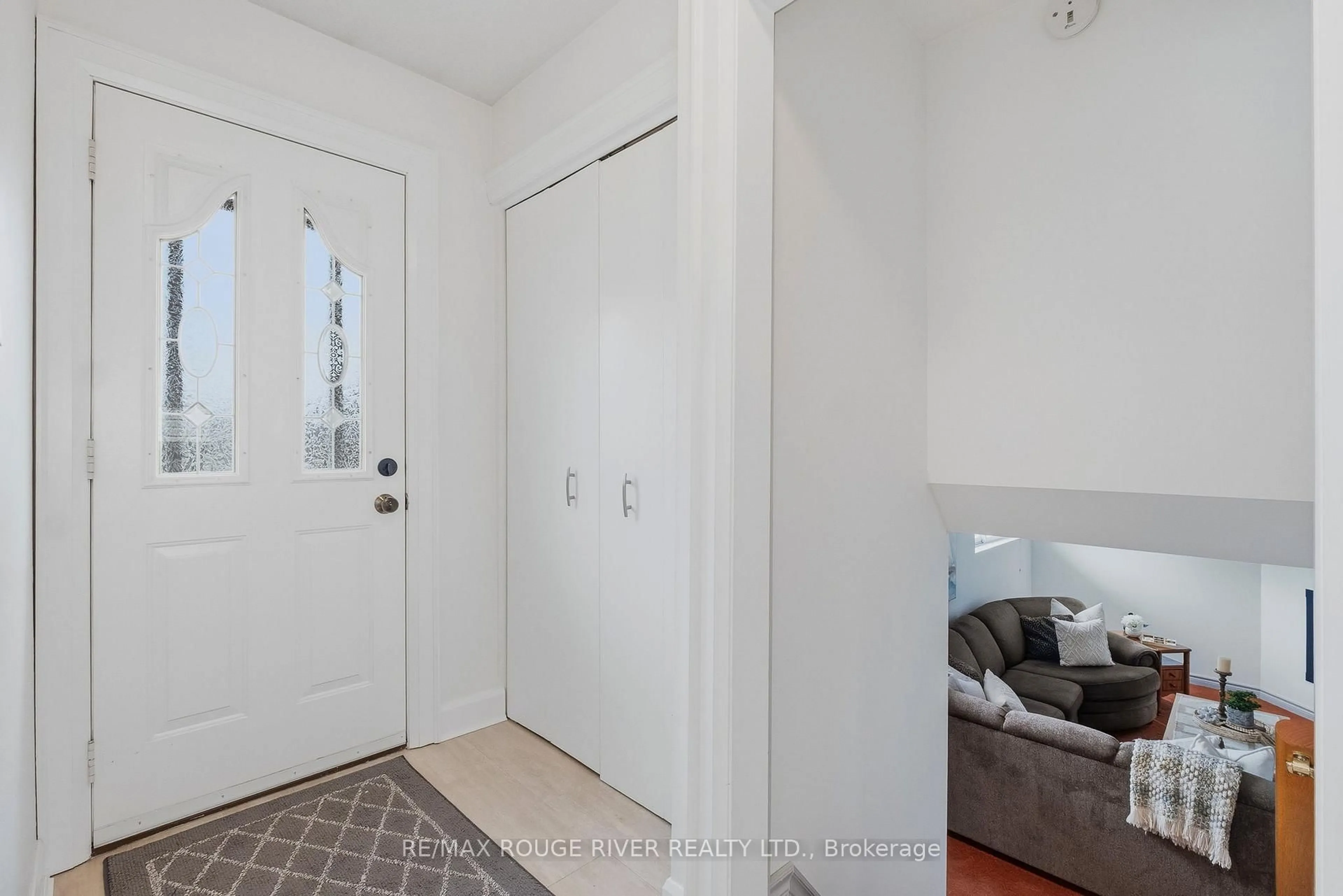 Indoor entryway for 608 Elizabeth St, Cobourg Ontario K9A 4S1