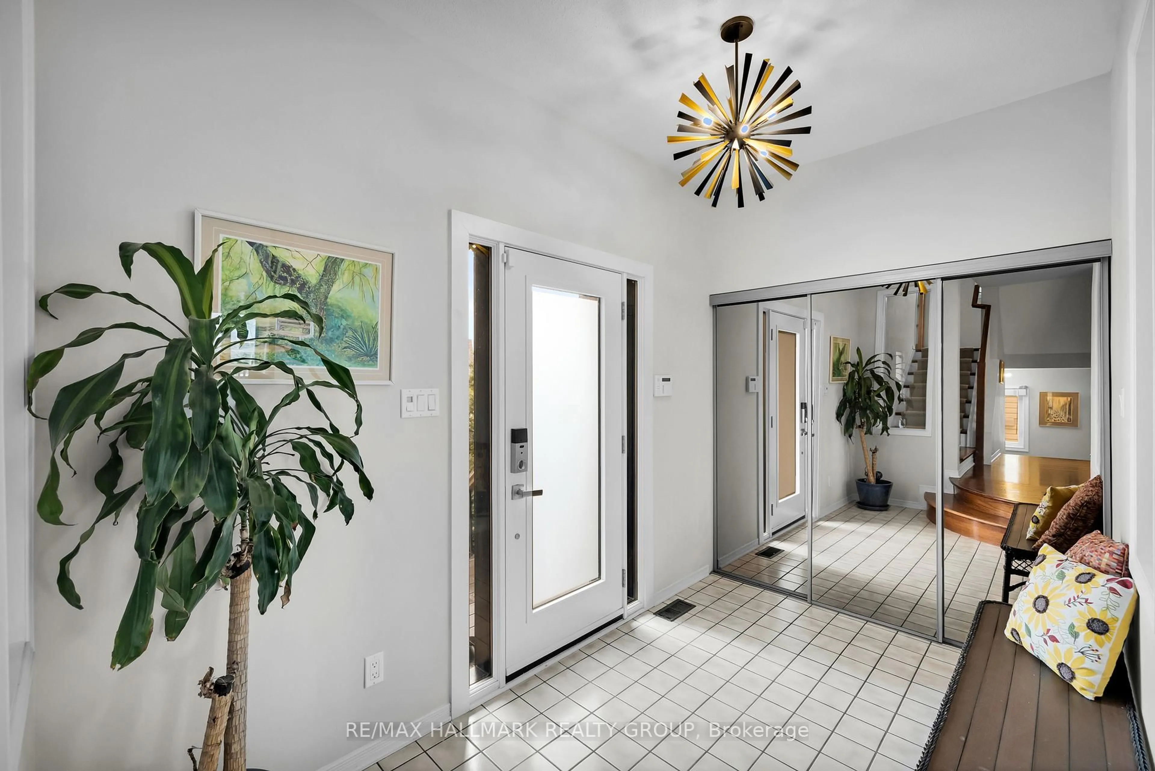 Indoor entryway for 38 Briermoor Cres, Ottawa Ontario K1T 3G4