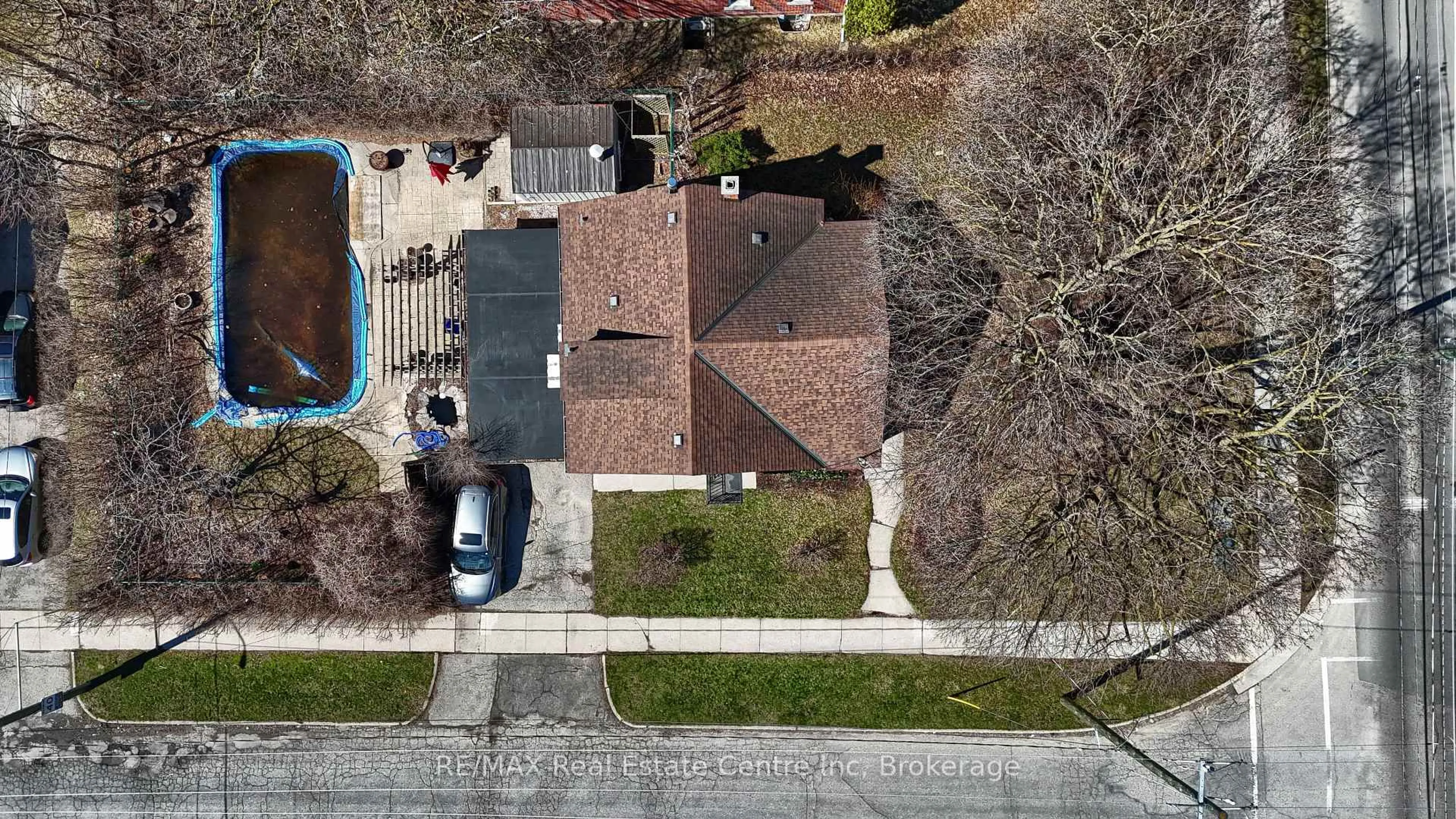 A pic from outside/outdoor area/front of a property/back of a property/a pic from drone, street for 285 Albert St, Waterloo Ontario N2L 3T9