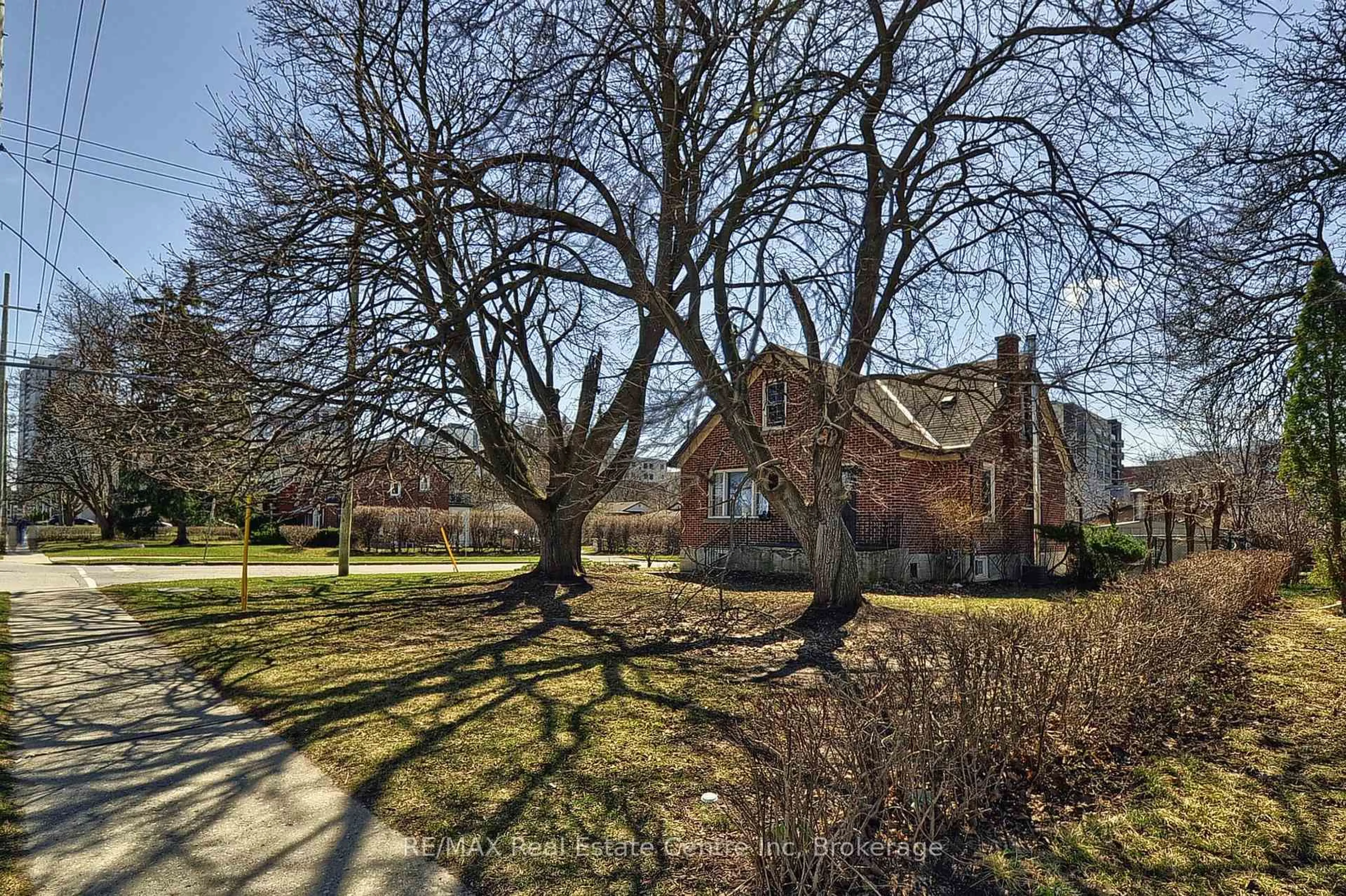 A pic from outside/outdoor area/front of a property/back of a property/a pic from drone, street for 285 Albert St, Waterloo Ontario N2L 3T9