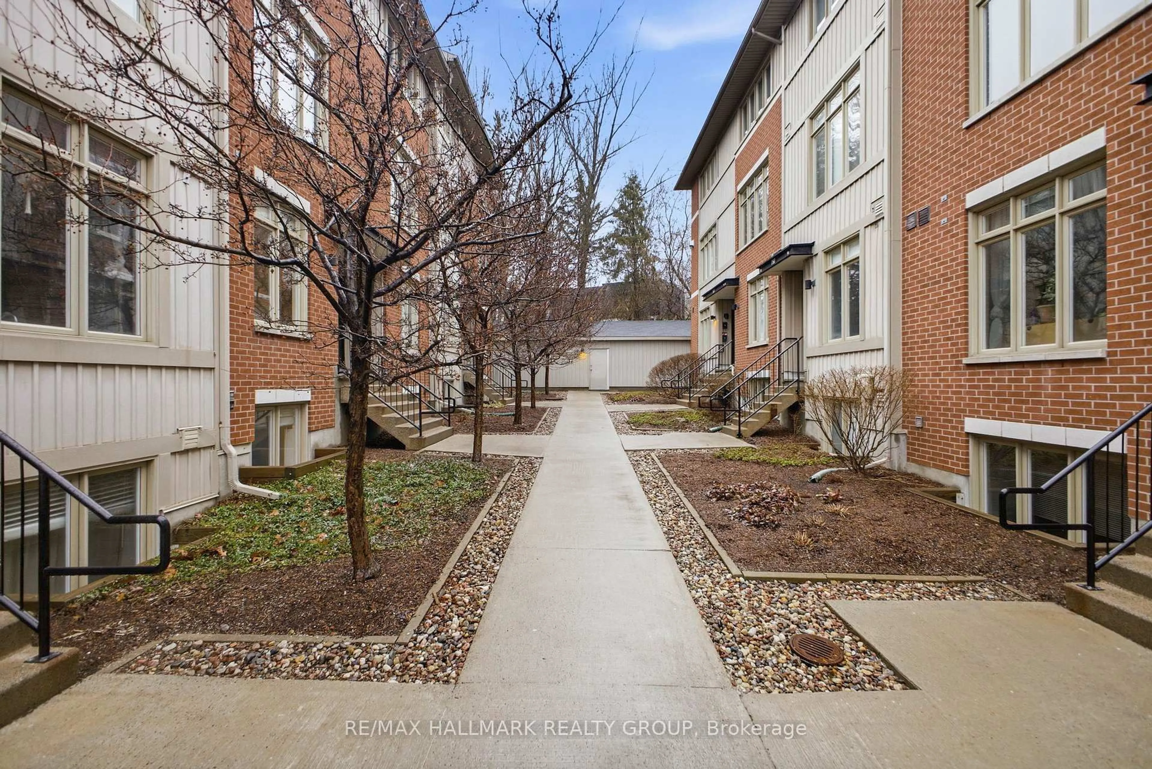 Patio, street for 795 Montreal Rd #5, Ottawa Ontario K1K 0S9