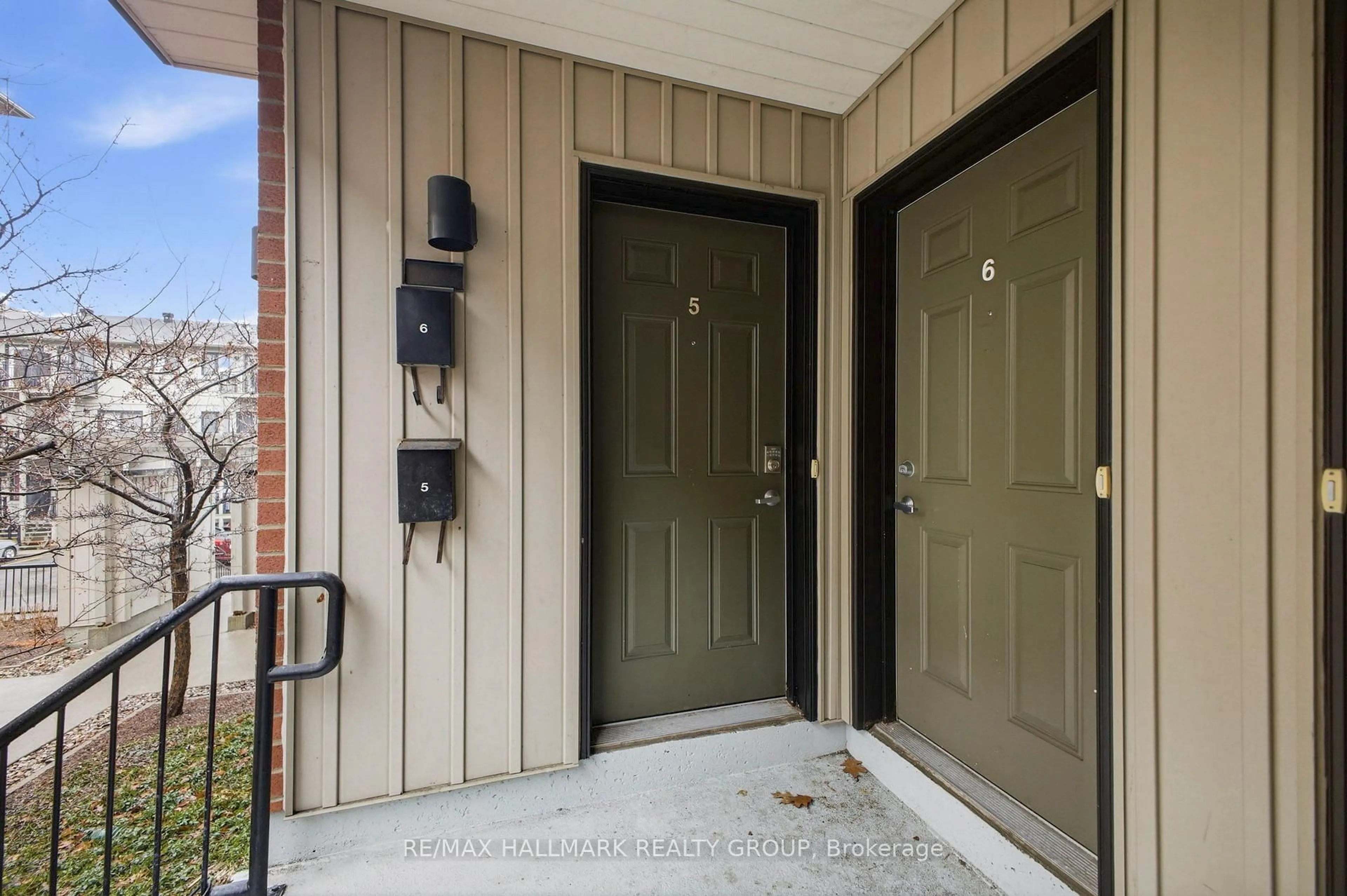 Indoor entryway for 795 Montreal Rd #5, Ottawa Ontario K1K 0S9