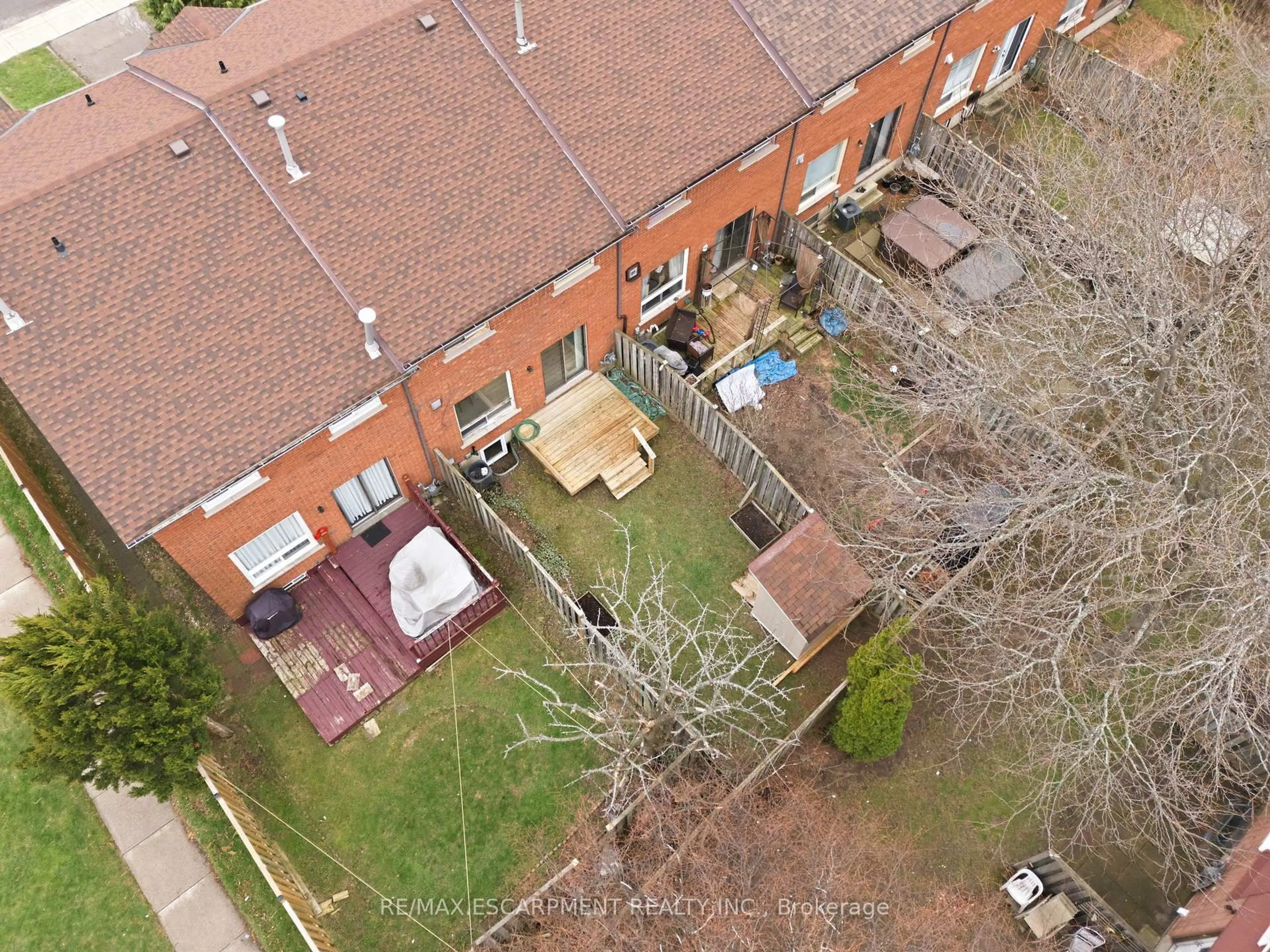 A pic from outside/outdoor area/front of a property/back of a property/a pic from drone, unknown for 165 Essling Ave, Hamilton Ontario L9B 2H9