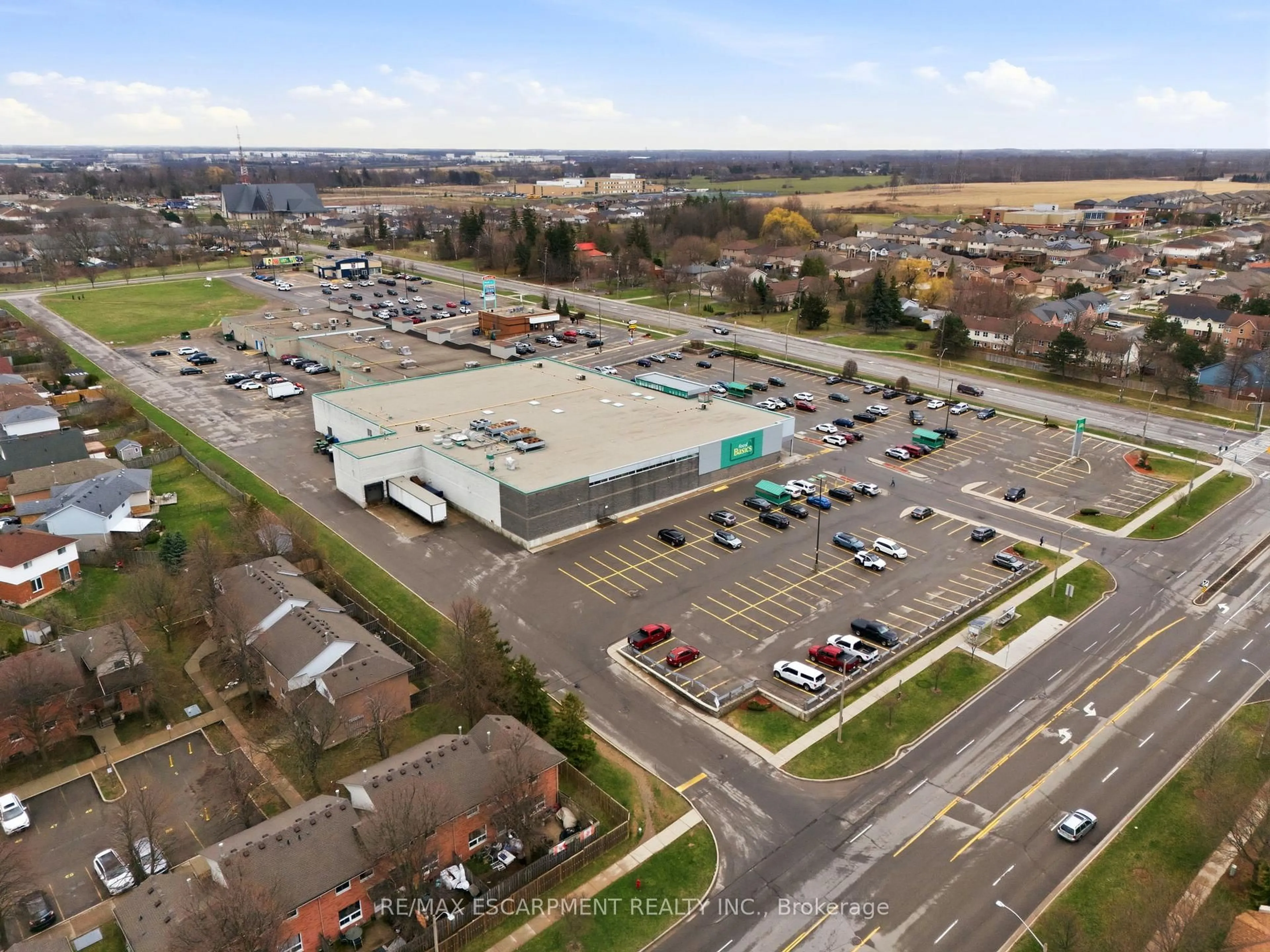 A pic from outside/outdoor area/front of a property/back of a property/a pic from drone, building for 165 Essling Ave, Hamilton Ontario L9B 2H9