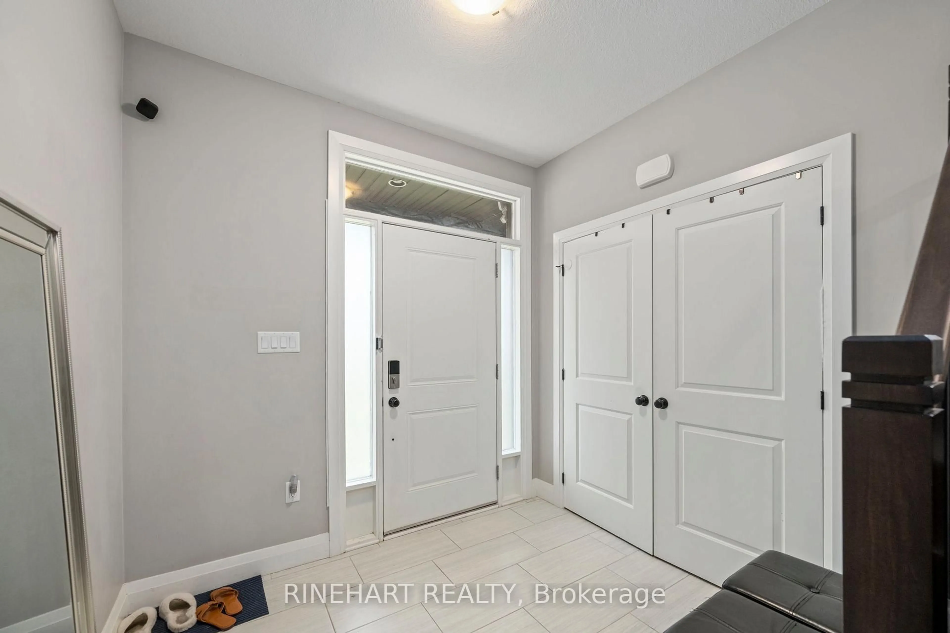 Indoor entryway for 2512 Holbrook Dr, London South Ontario N6M 0E6