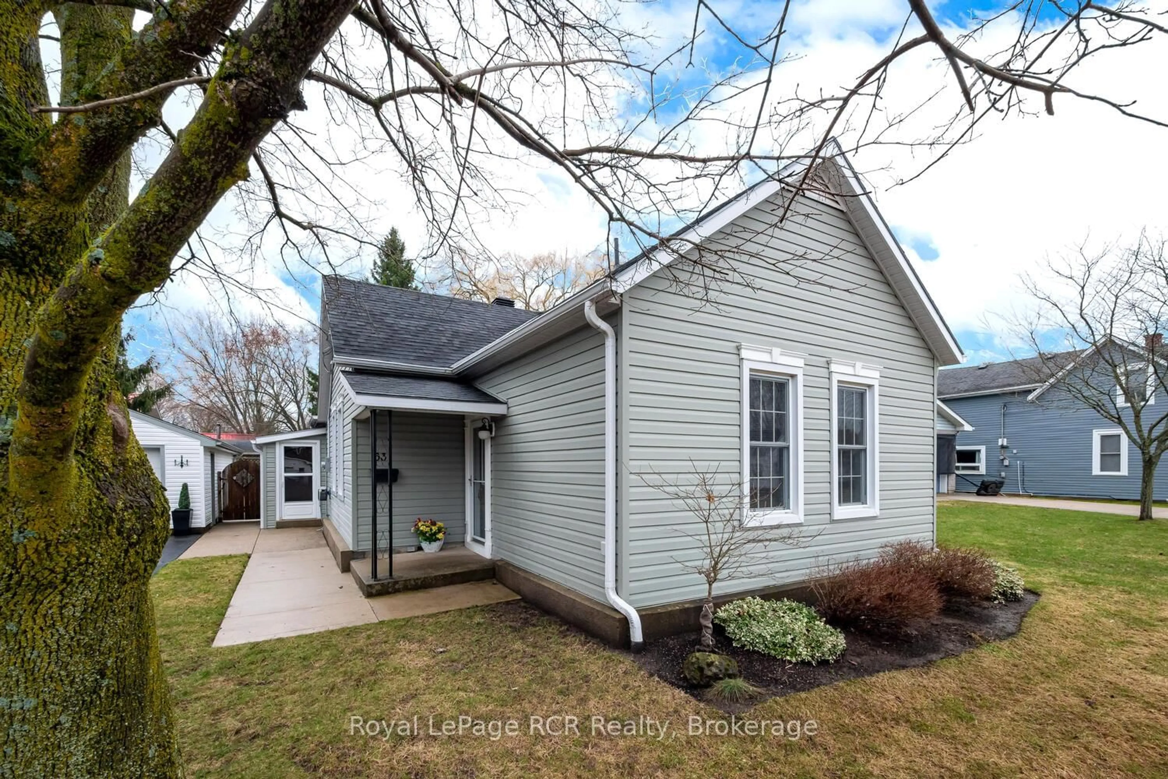 Home with vinyl exterior material, street for 631 9th St, Owen Sound Ontario N4K 3P4