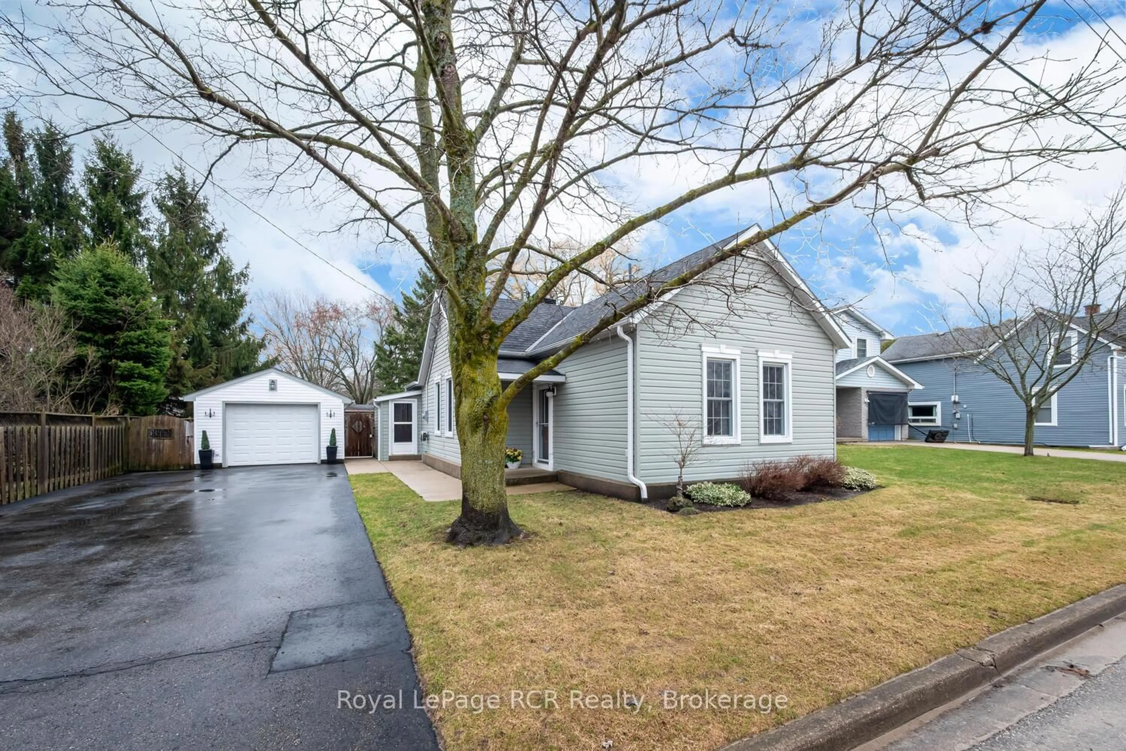 Home with vinyl exterior material, street for 631 9th St, Owen Sound Ontario N4K 3P4