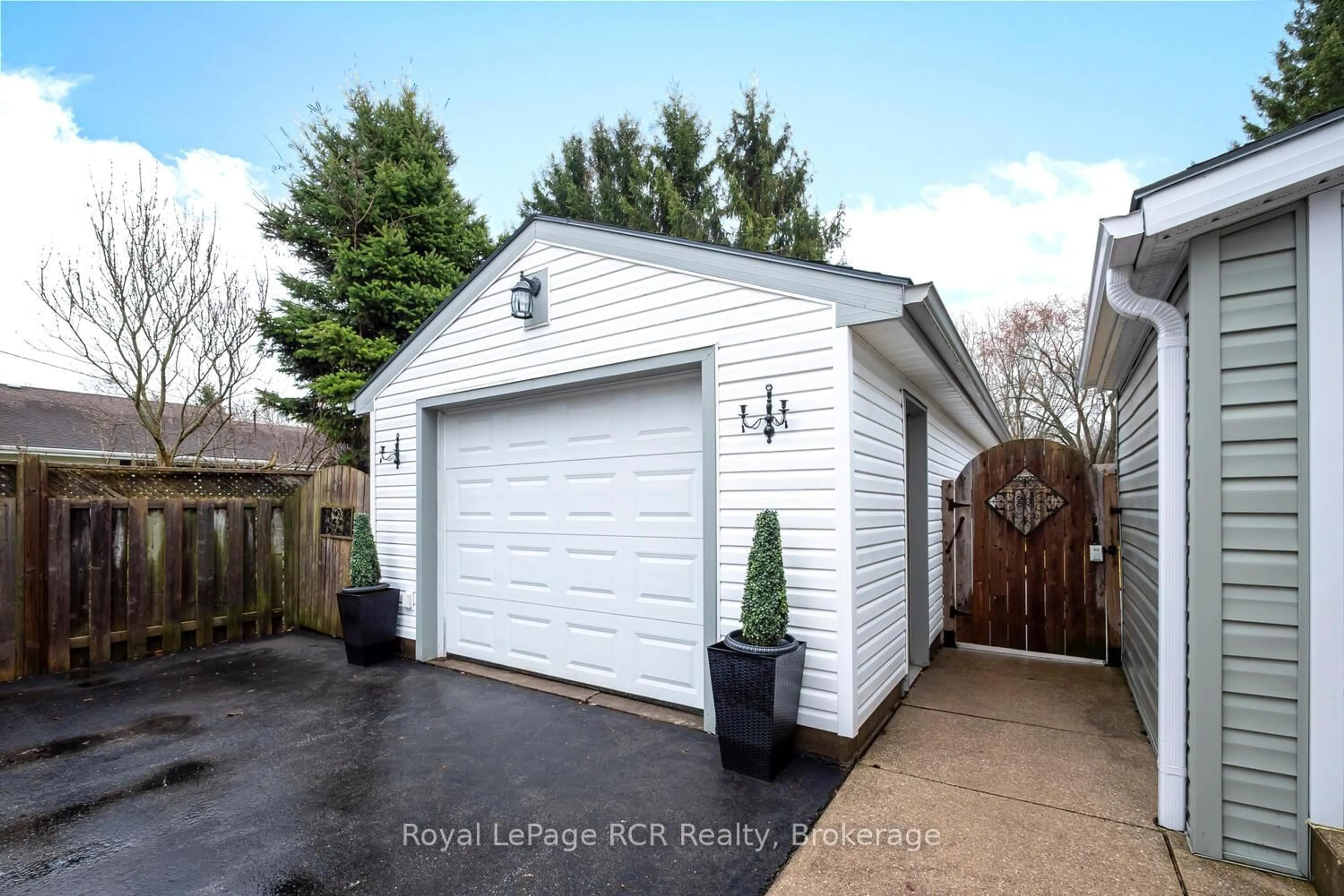 Indoor garage for 631 9th St, Owen Sound Ontario N4K 3P4