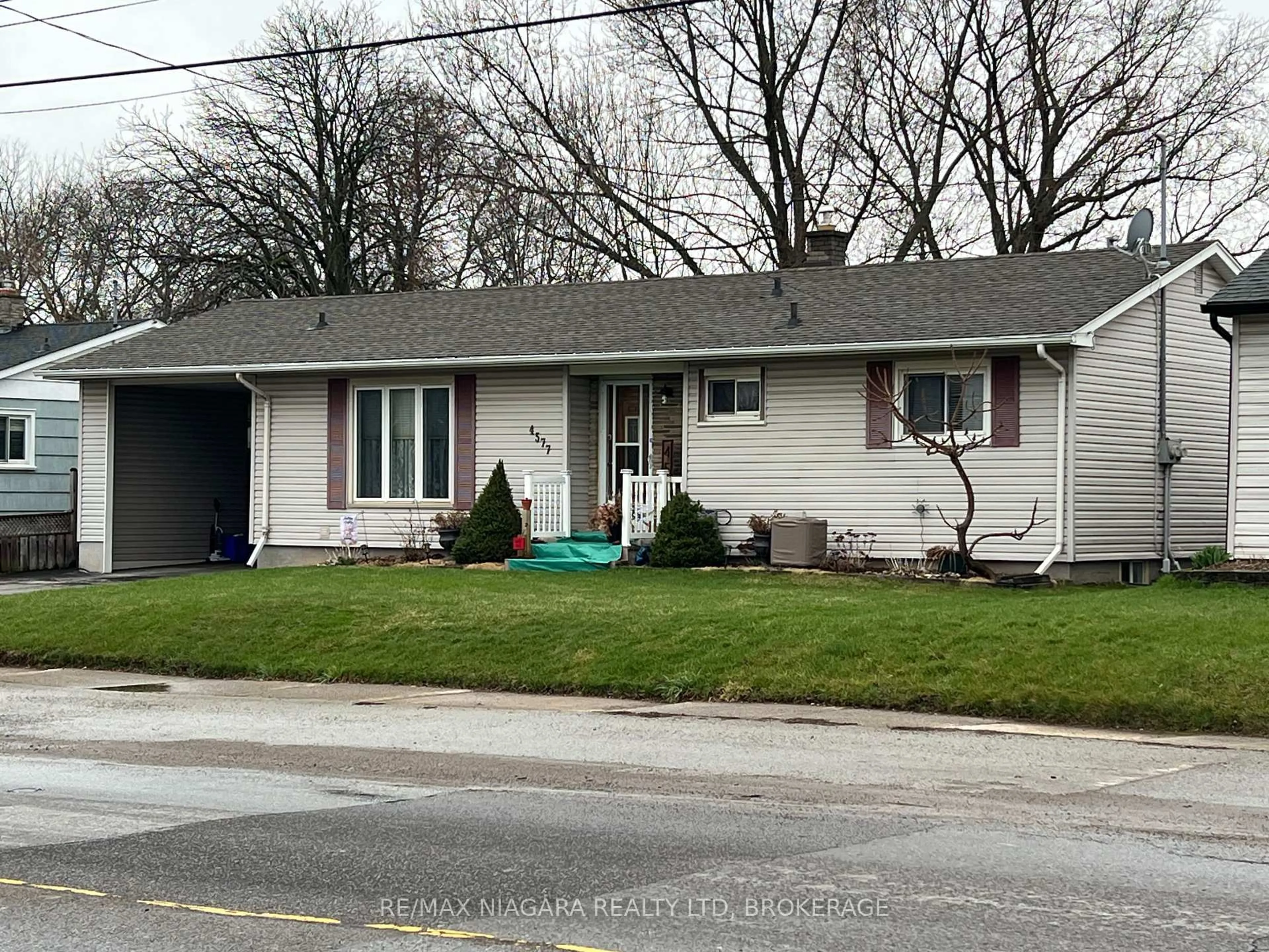 Home with vinyl exterior material, street for 4577 Drummond Rd, Niagara Falls Ontario L2E 6C8