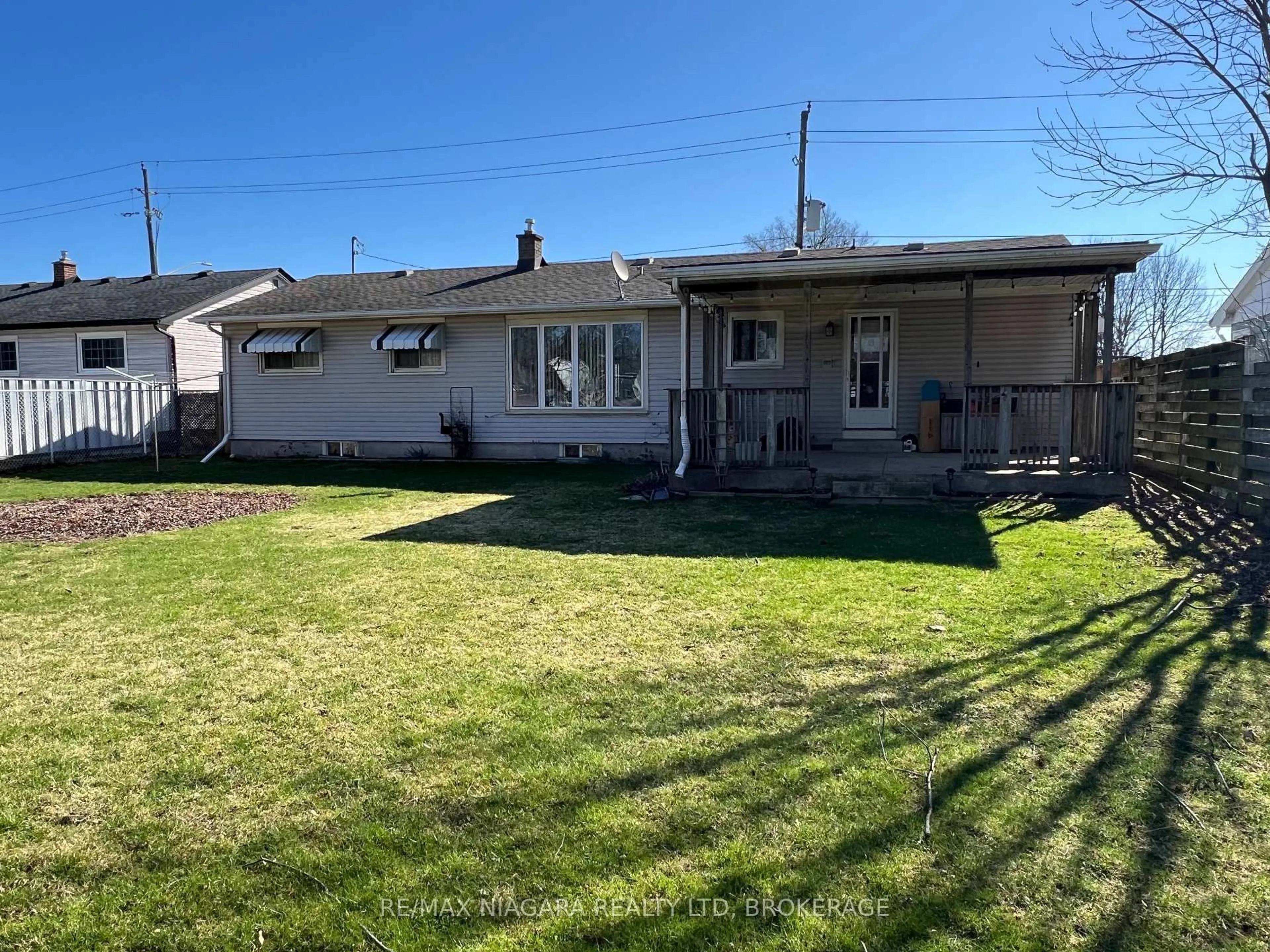 A pic from outside/outdoor area/front of a property/back of a property/a pic from drone, street for 4577 Drummond Rd, Niagara Falls Ontario L2E 6C8