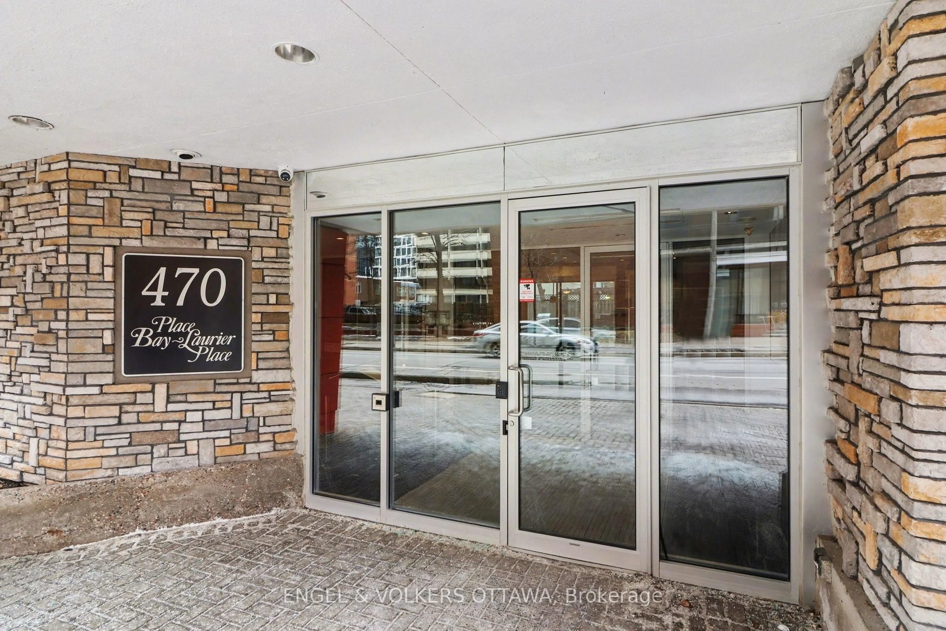 Indoor foyer for 470 Laurier Ave #2209, Ottawa Ontario K1R 7W9