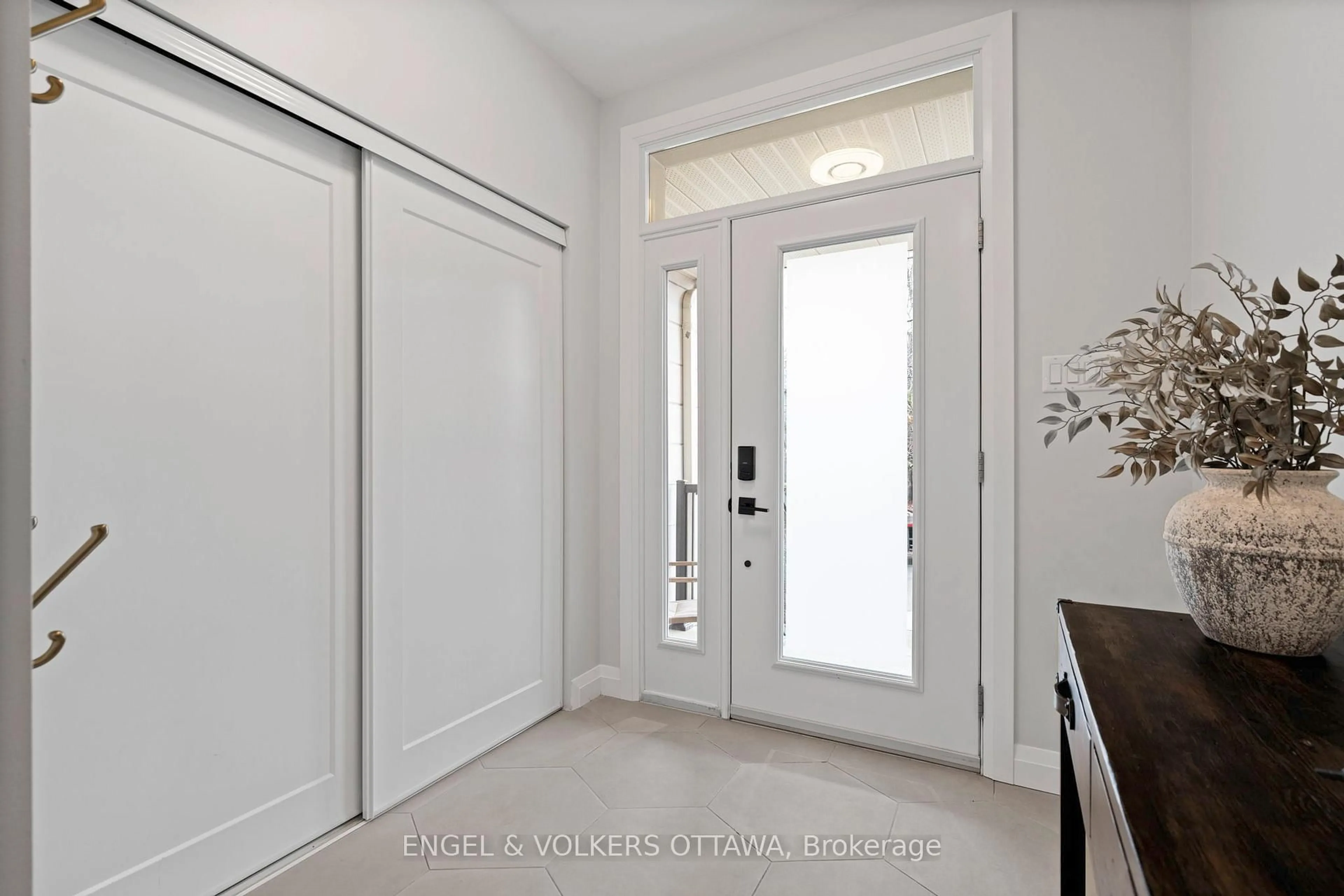 Indoor entryway for 263 Dovercourt Ave, Ottawa Ontario K1Z 7H4