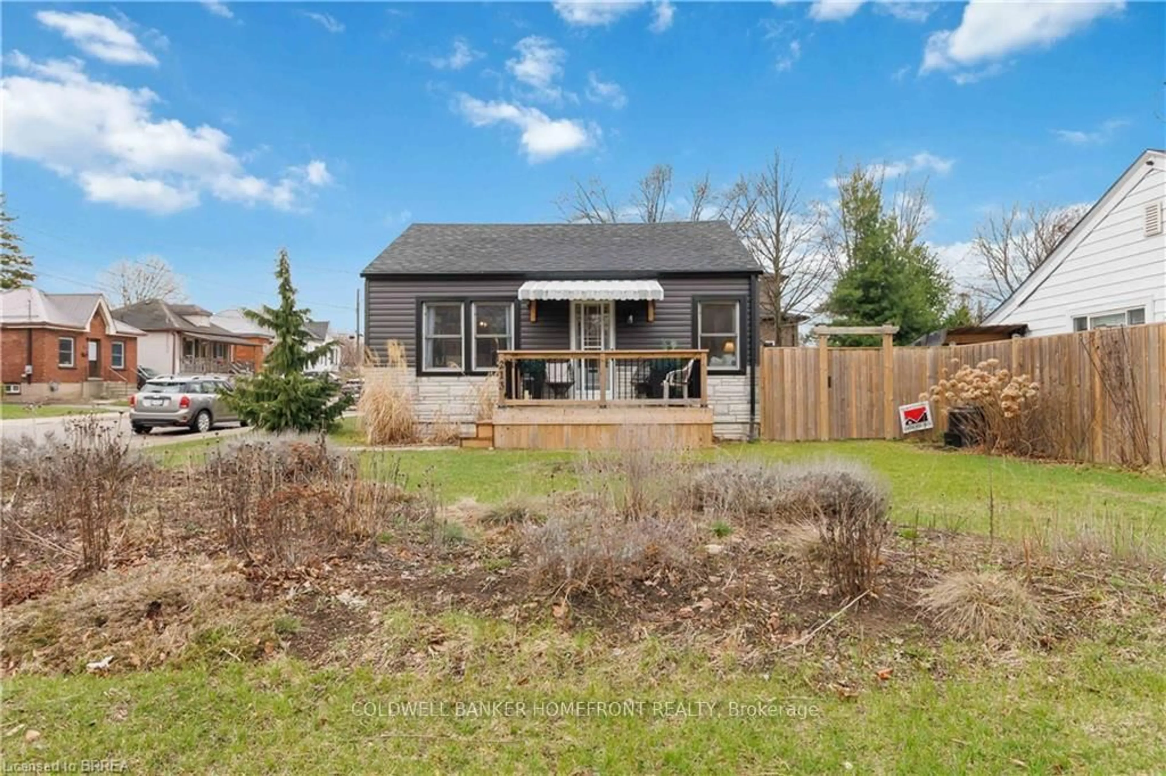 A pic from outside/outdoor area/front of a property/back of a property/a pic from drone, unknown for 213 Elgin St, Brantford Ontario N3S 5A7