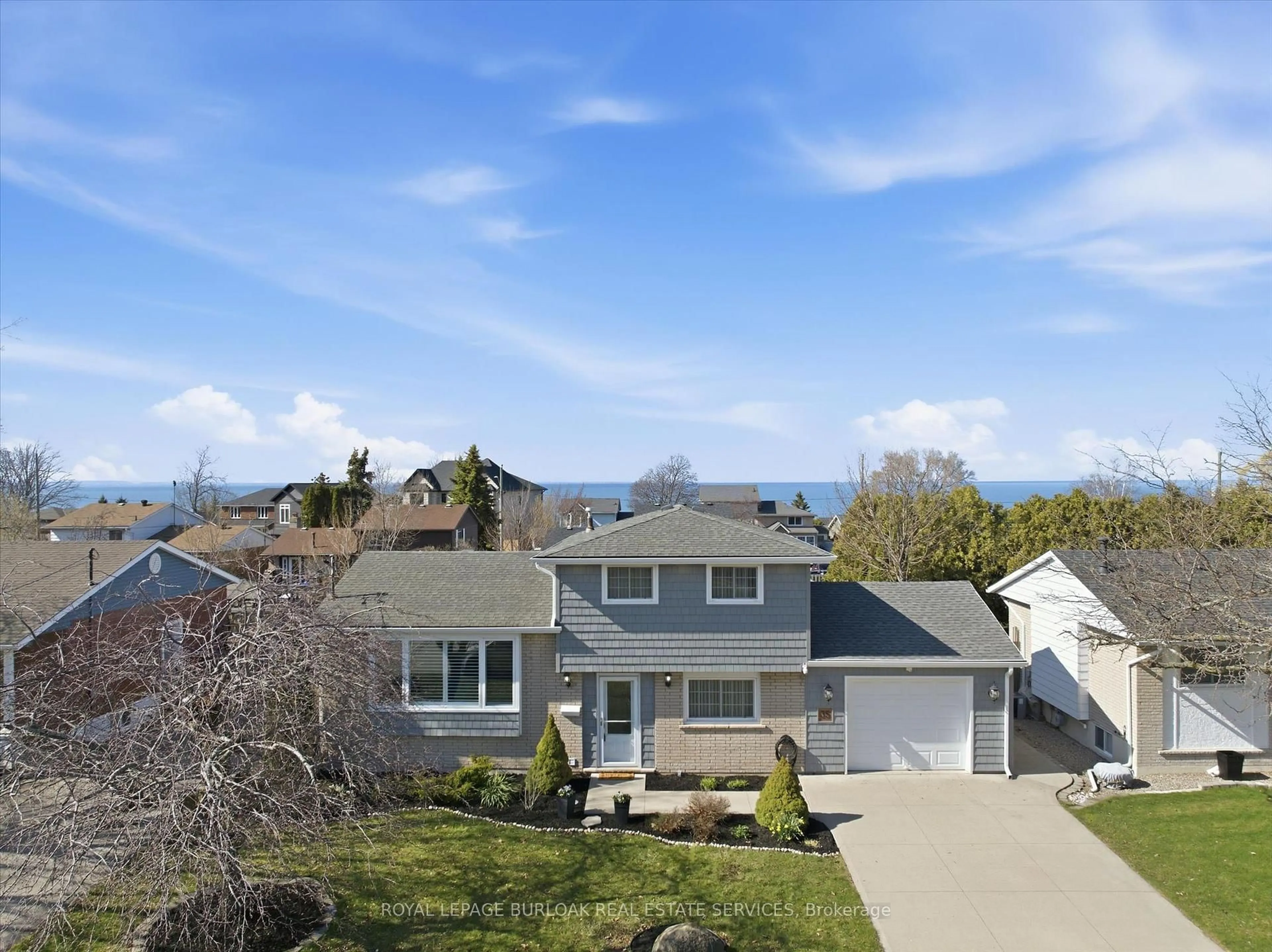 A pic from outside/outdoor area/front of a property/back of a property/a pic from drone, mountain view for 35 Viking Dr, Grimsby Ontario L3M 3V2