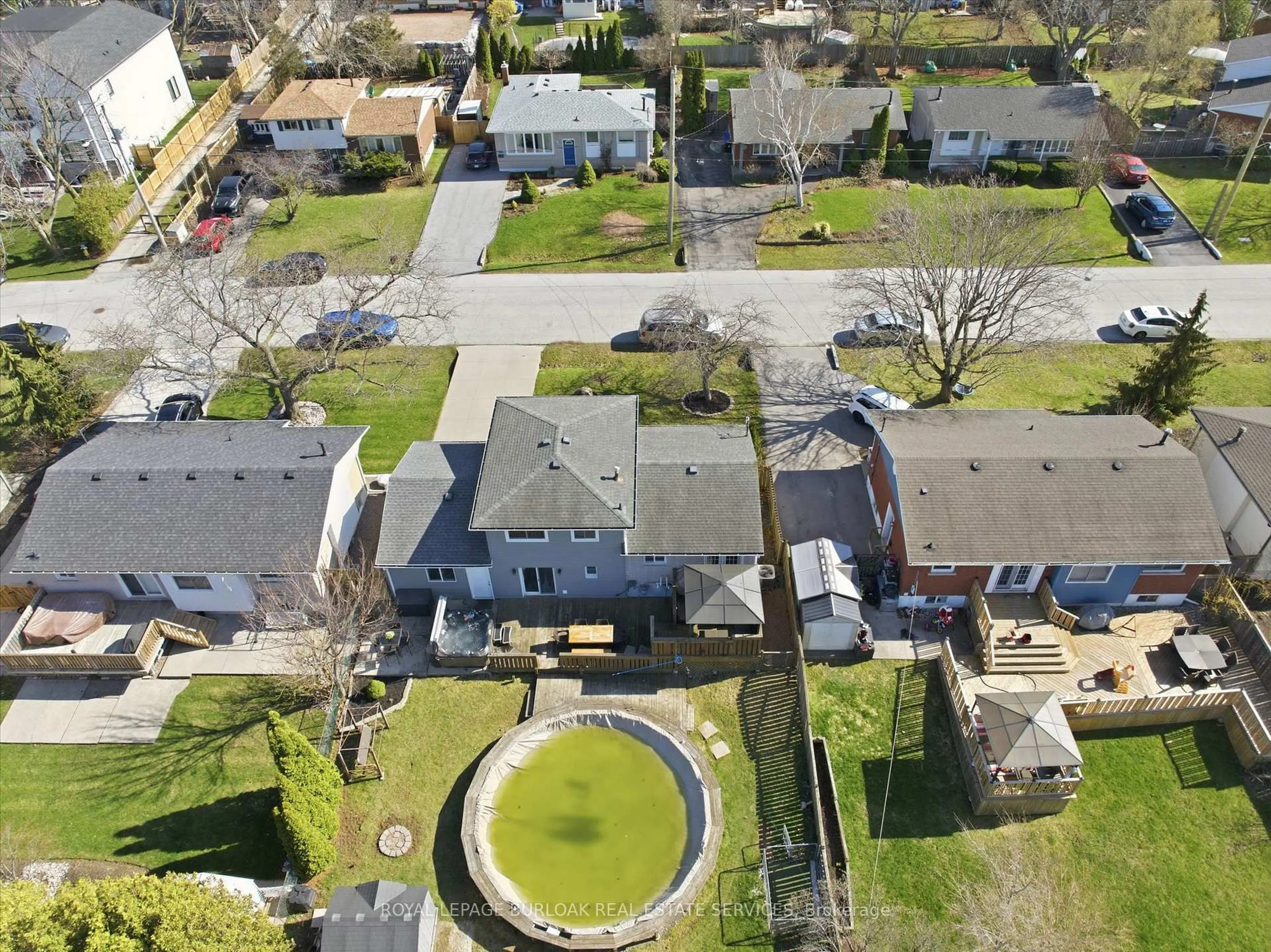 A pic from outside/outdoor area/front of a property/back of a property/a pic from drone, street for 35 Viking Dr, Grimsby Ontario L3M 3V2