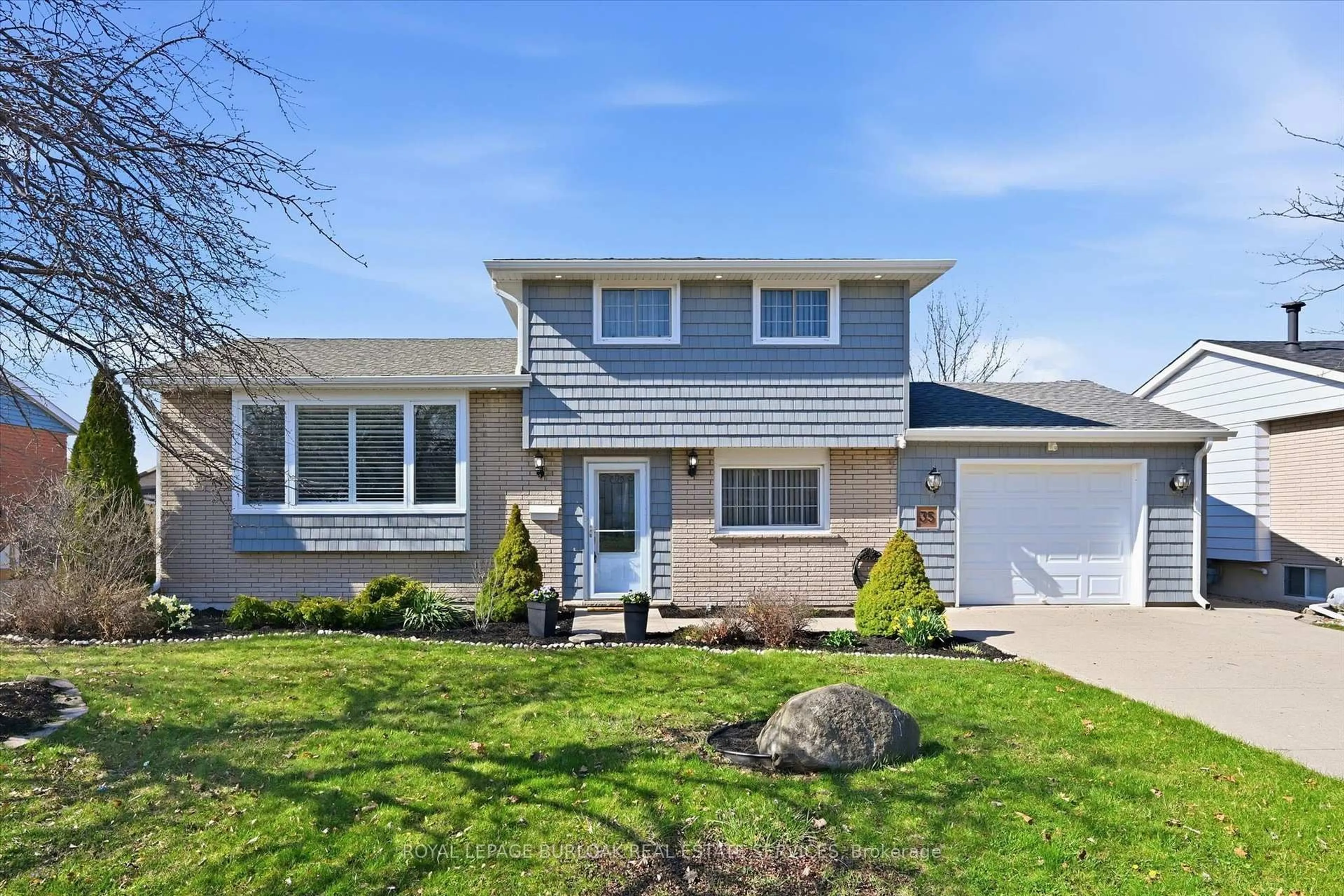 Home with vinyl exterior material, street for 35 Viking Dr, Grimsby Ontario L3M 3V2