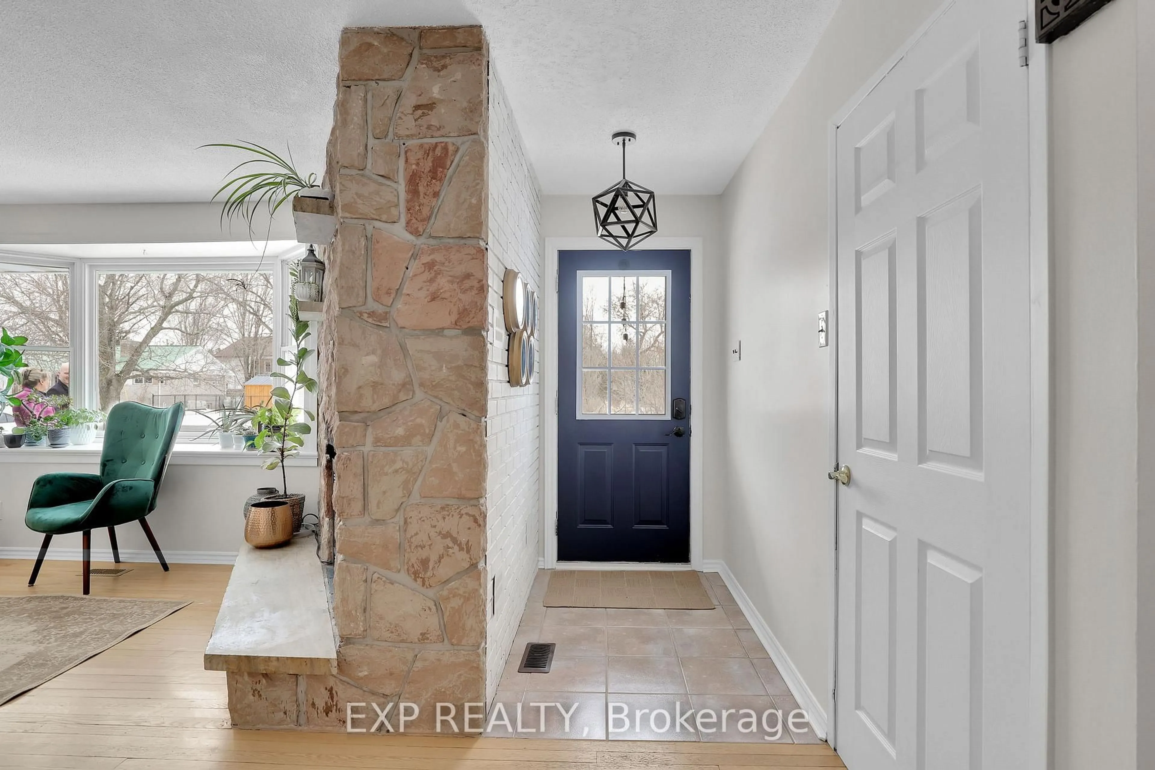 Indoor entryway for 114 Kedey St St, Fitzroy Harbour Ontario K0A 1X0